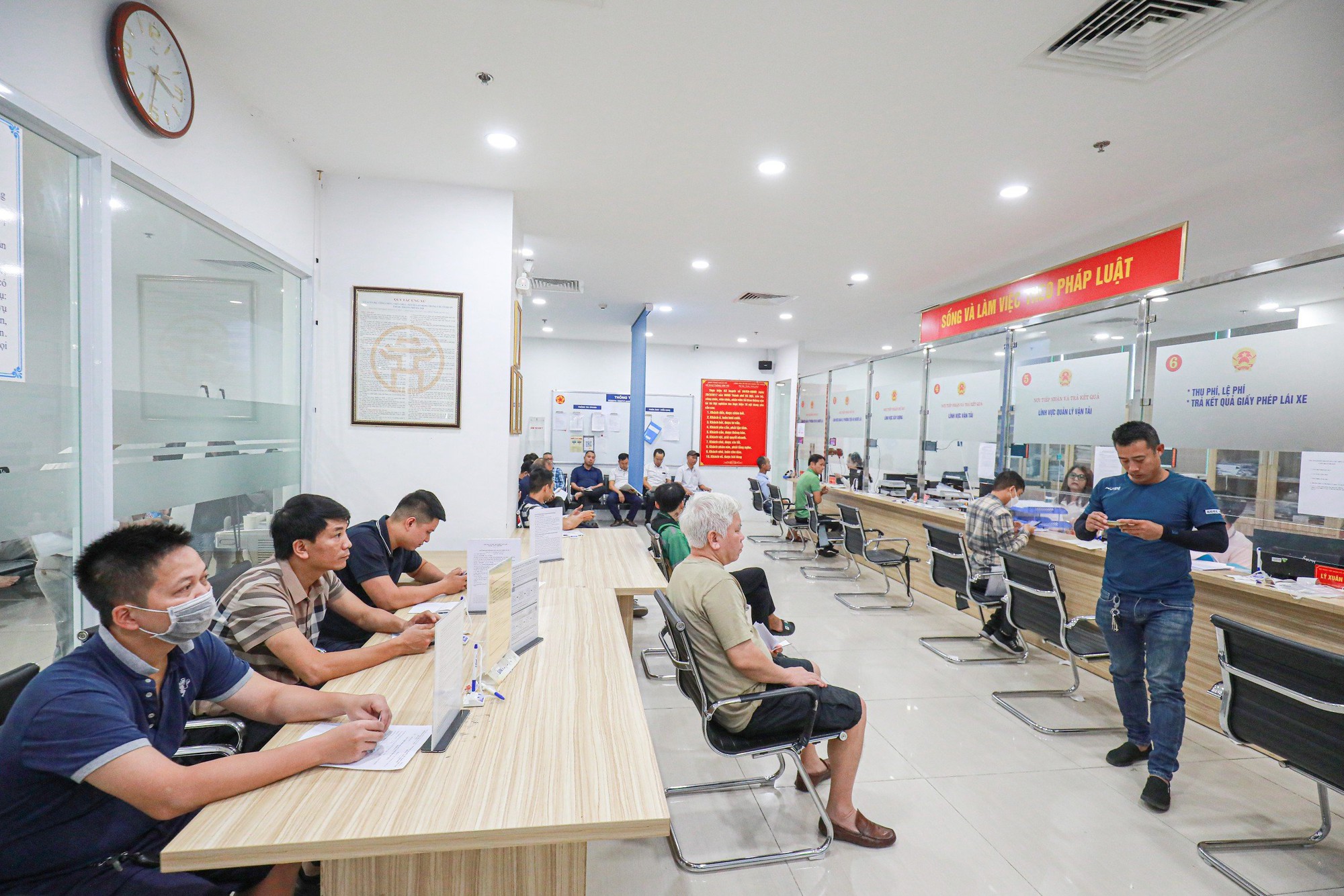Người d&acirc;n xếp h&agrave;ng đổi giấy ph&eacute;p l&aacute;i xe ở H&agrave; Nội - Ảnh 8.