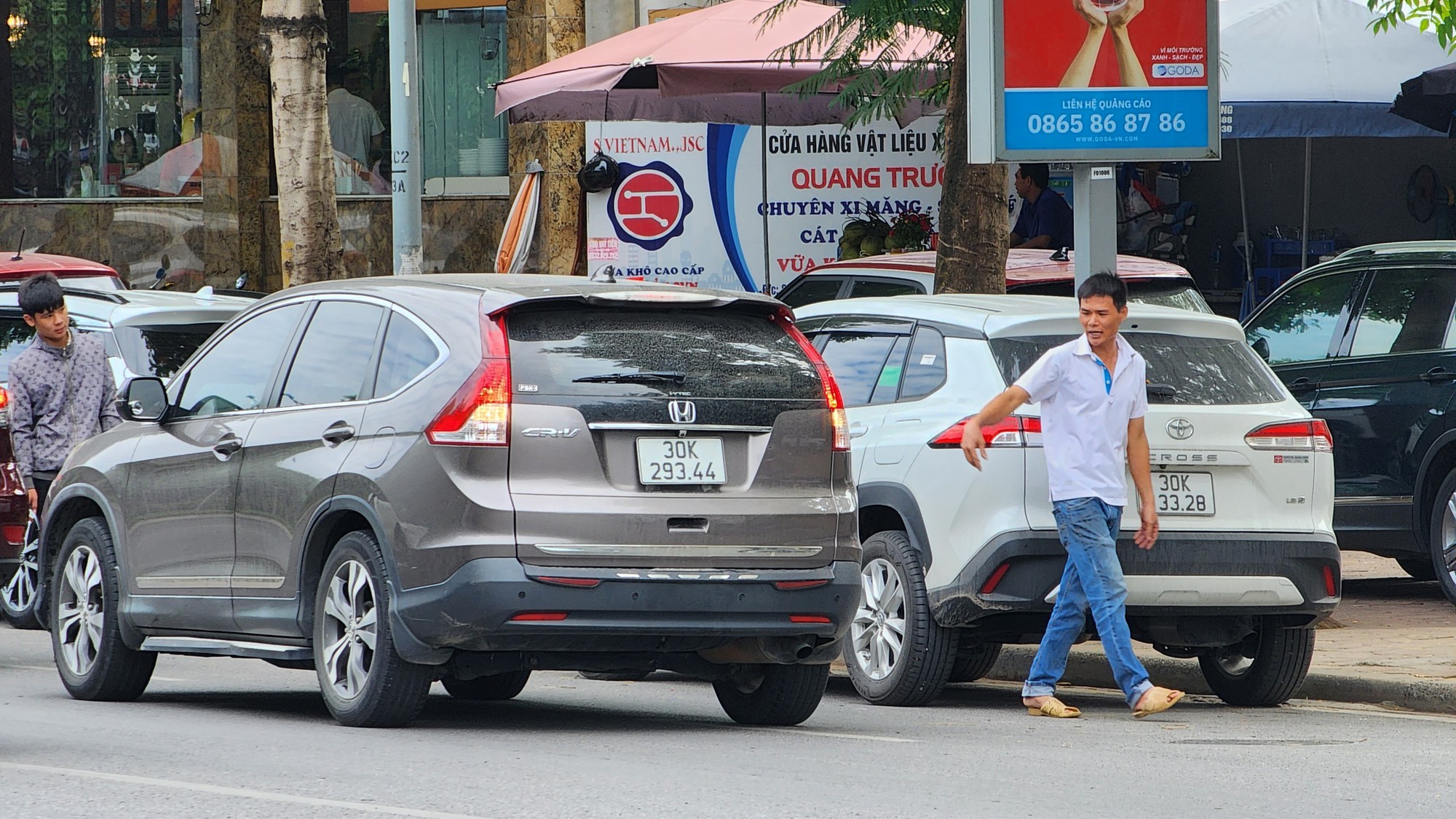   H&agrave; Nội: Ngang nhi&ecirc;n biến vỉa h&egrave;, l&ograve;ng đường V&otilde; Ch&iacute; C&ocirc;ng th&agrave;nh nơi đỗ xe, kinh doanh  - Ảnh 6.