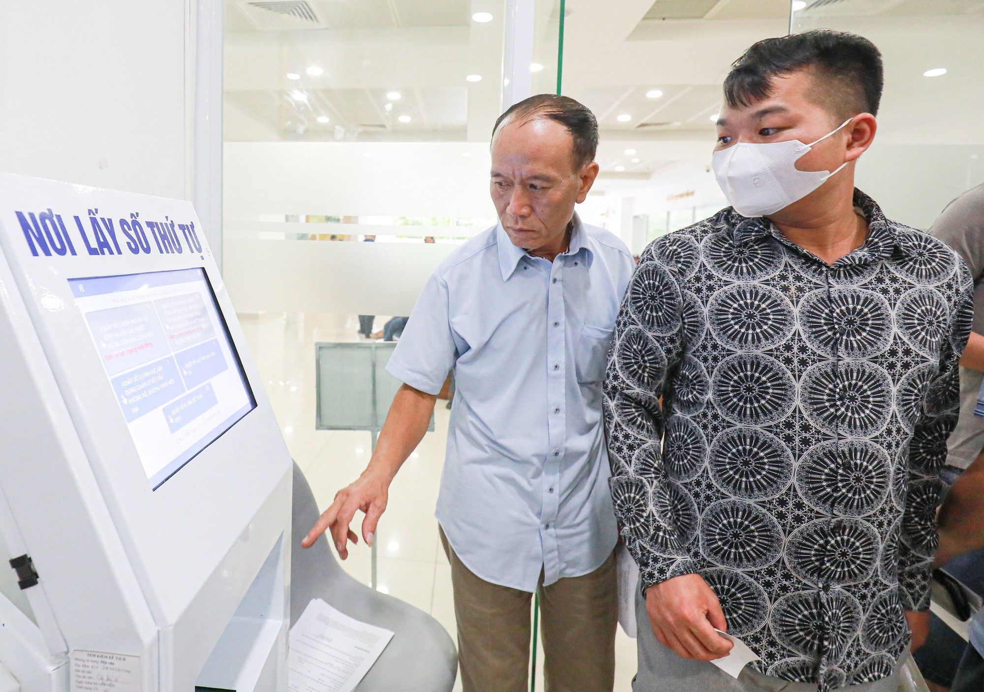 Người d&acirc;n xếp h&agrave;ng đổi giấy ph&eacute;p l&aacute;i xe ở H&agrave; Nội - Ảnh 9.