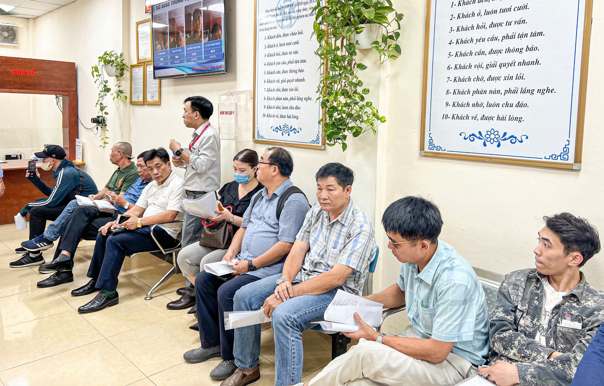 Người d&acirc;n xếp h&agrave;ng đổi giấy ph&eacute;p l&aacute;i xe ở H&agrave; Nội - Ảnh 5.