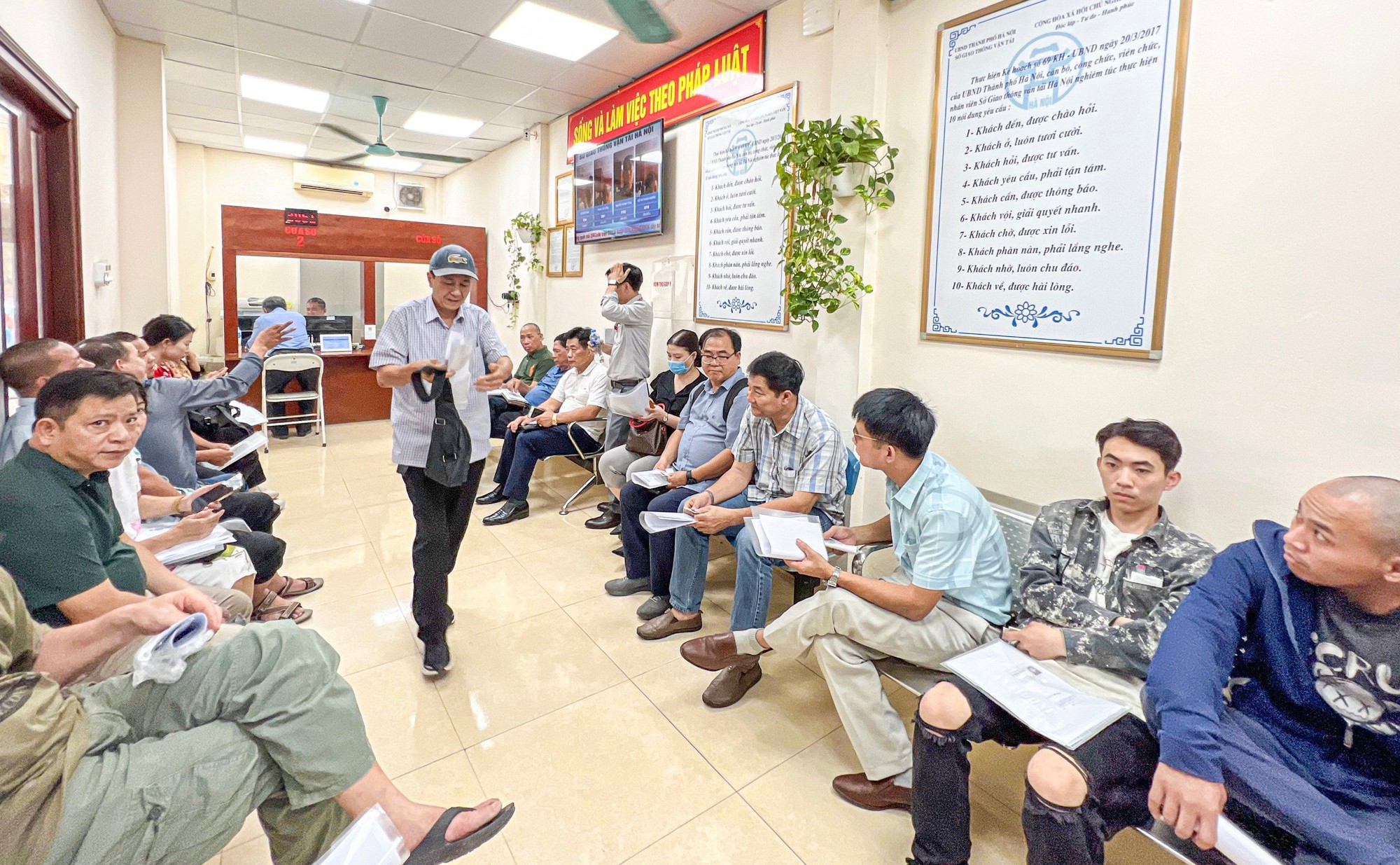 Người d&acirc;n xếp h&agrave;ng đổi giấy ph&eacute;p l&aacute;i xe ở H&agrave; Nội - Ảnh 4.