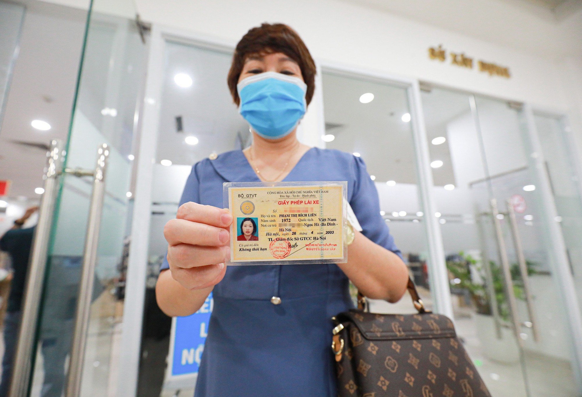Người d&acirc;n xếp h&agrave;ng đổi giấy ph&eacute;p l&aacute;i xe ở H&agrave; Nội - Ảnh 10.