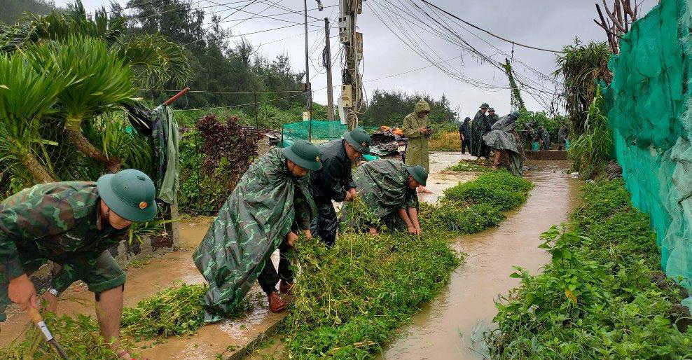Mưa lớn g&acirc;y ngập &uacute;ng, n&ocirc;ng d&acirc;n L&yacute; Sơn tất tả thu hoạch c&acirc;y đặc sản - Ảnh 10.