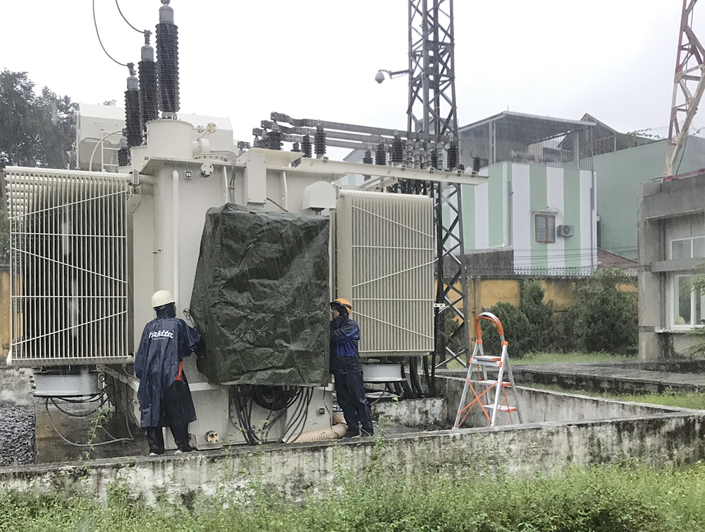 Tổng c&ocirc;ng ty Truyền tải điện Quốc gia tăng cường ứng ph&oacute; với mưa lũ, sạt lở đất - Ảnh 1.
