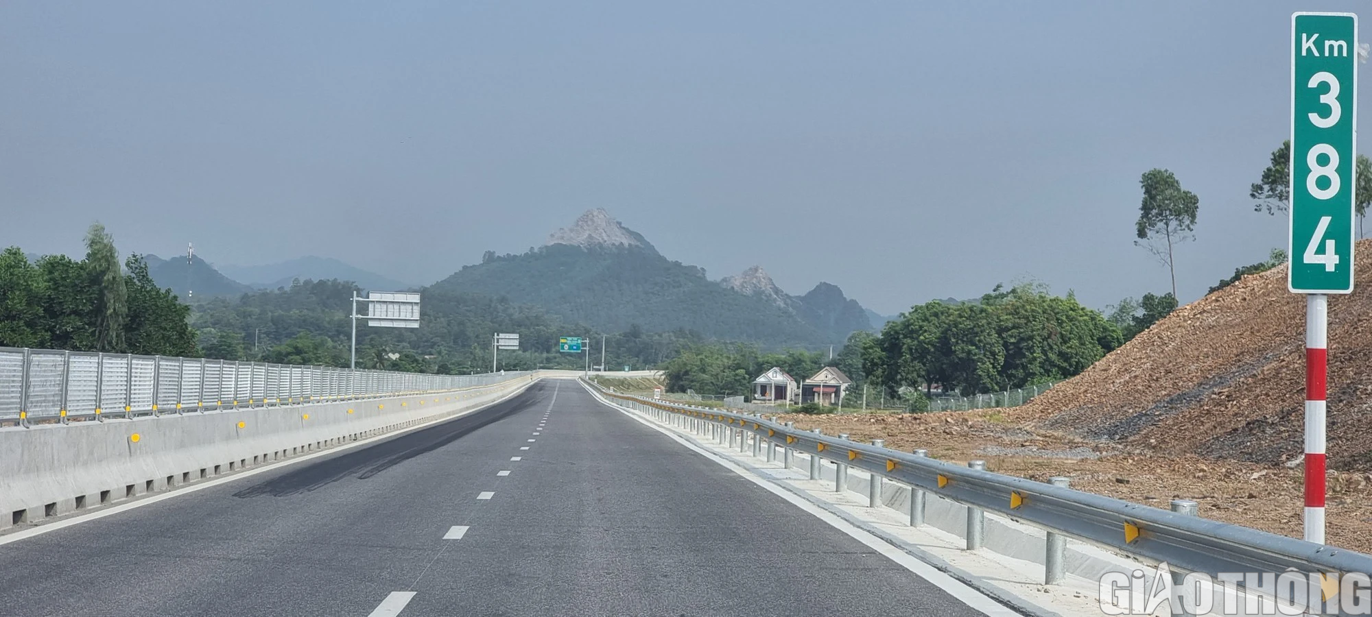 Điều tra vụ nghi đổ ho&aacute; chất l&ecirc;n mặt đường cao tốc - Ảnh 1.