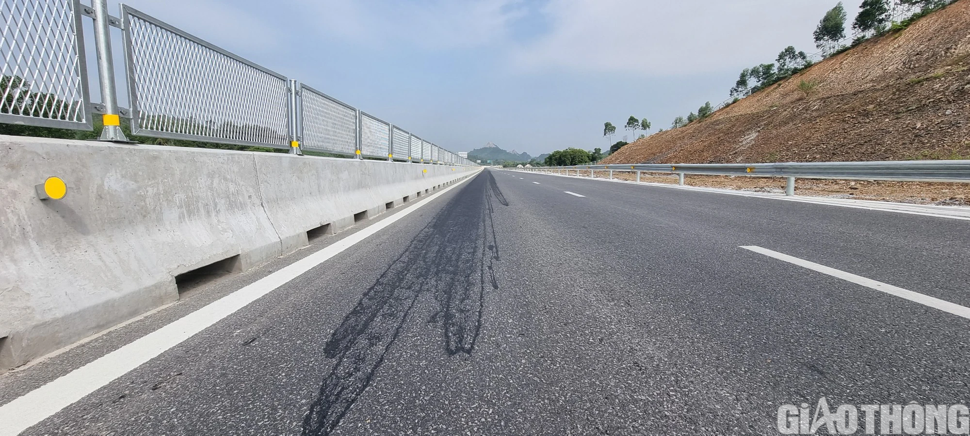 Điều tra vụ nghi đổ ho&aacute; chất l&ecirc;n mặt đường cao tốc - Ảnh 2.