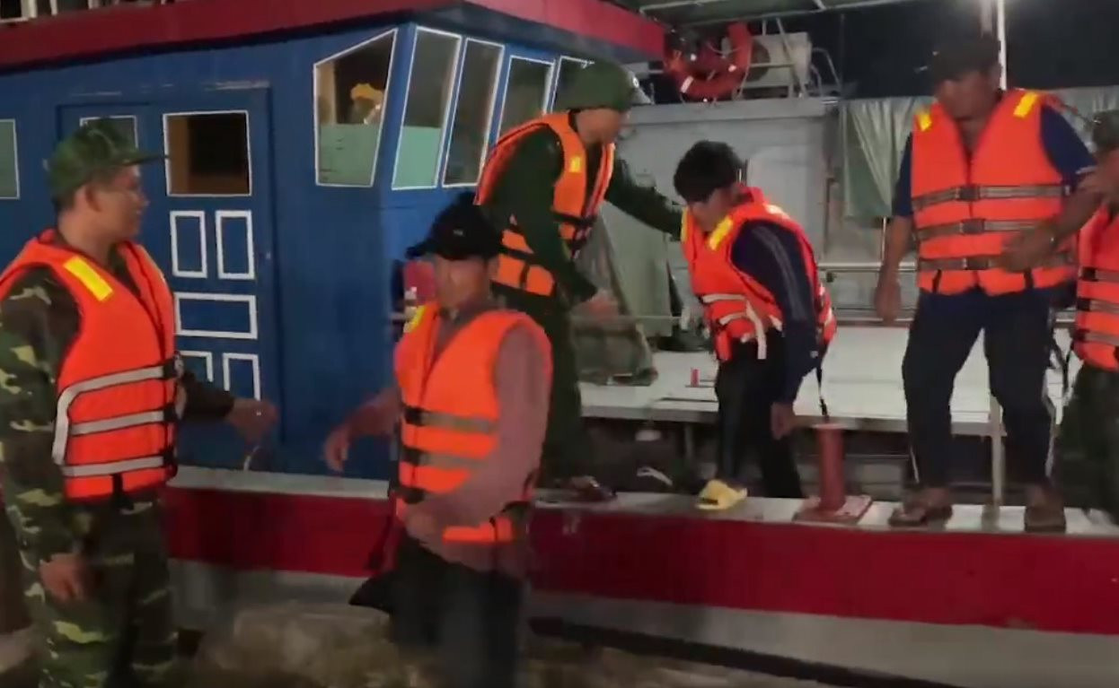 V&agrave;o cảng tr&aacute;nh thời tiết xấu, t&agrave;u c&aacute; 10 thuyền vi&ecirc;n bị ch&igrave;m được ứng cứu kịp thời - Ảnh 2.