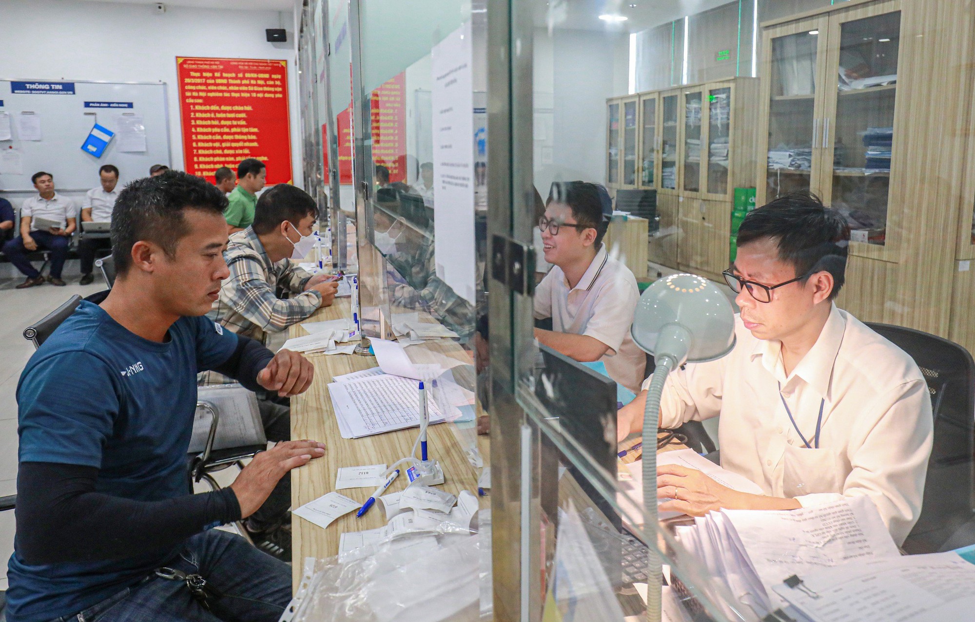 Người d&acirc;n xếp h&agrave;ng đổi giấy ph&eacute;p l&aacute;i xe ở H&agrave; Nội - Ảnh 11.