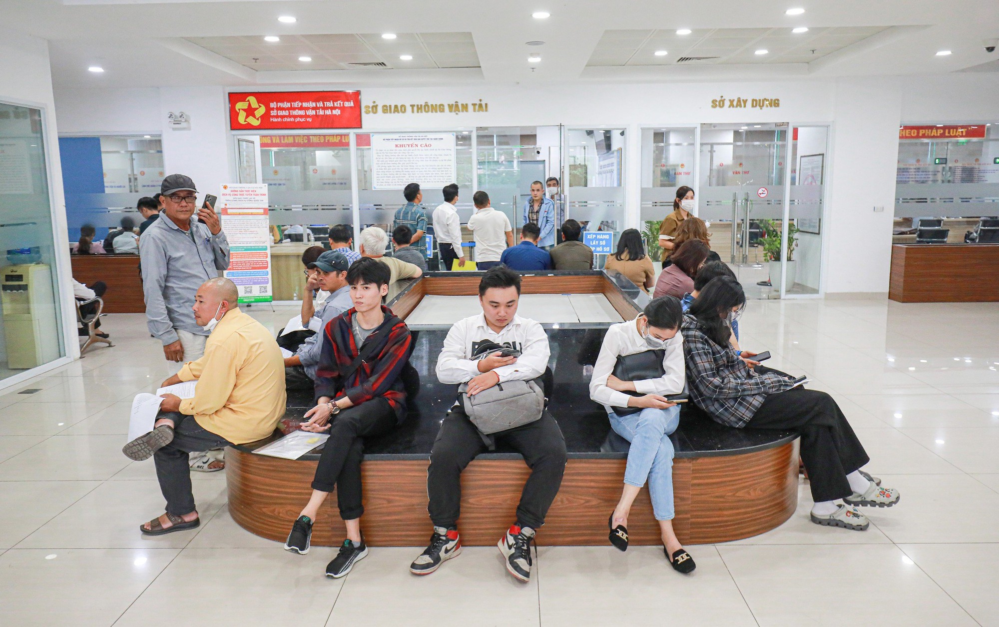 Người d&acirc;n xếp h&agrave;ng đổi giấy ph&eacute;p l&aacute;i xe ở H&agrave; Nội - Ảnh 6.
