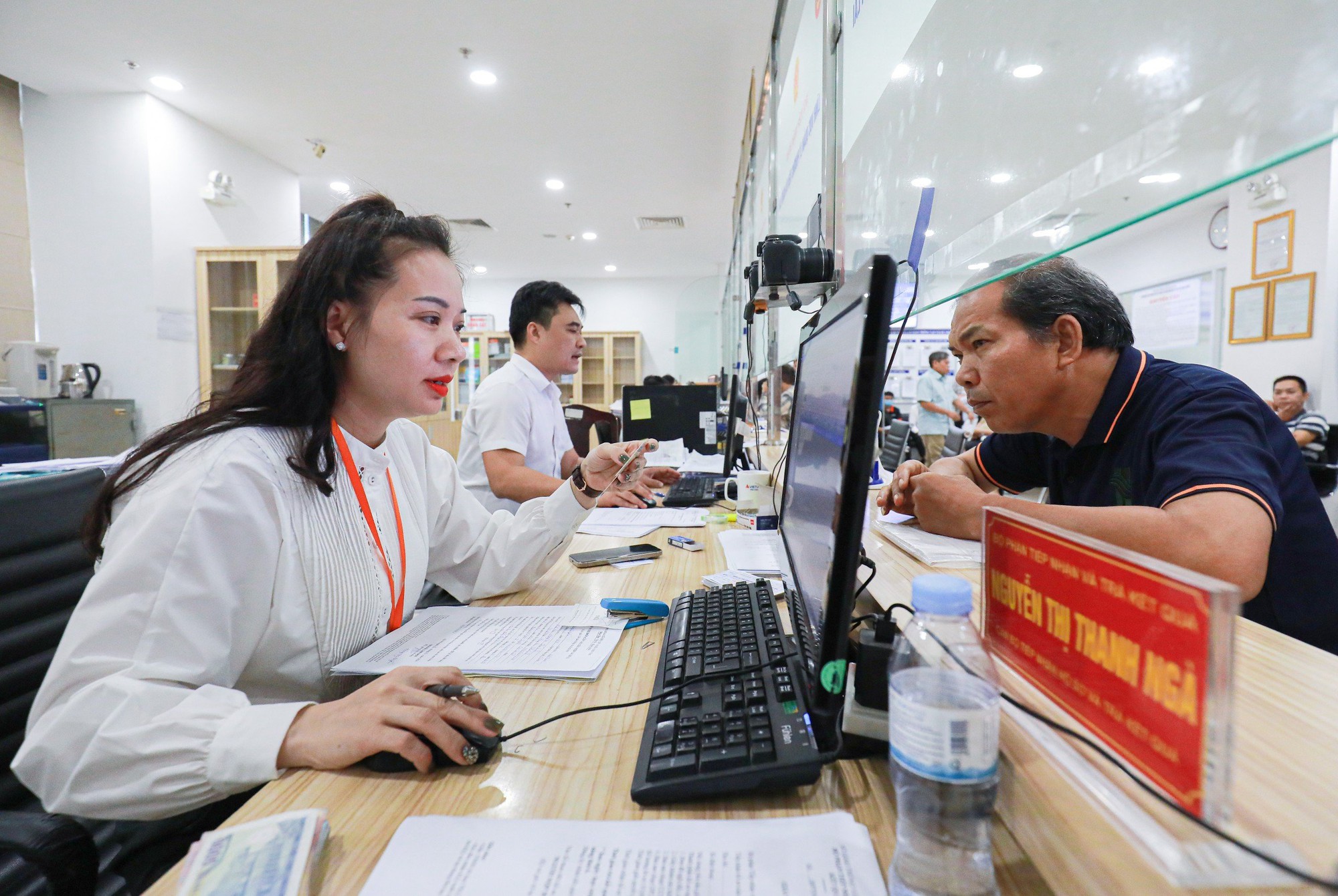 Người d&acirc;n xếp h&agrave;ng đổi giấy ph&eacute;p l&aacute;i xe ở H&agrave; Nội - Ảnh 12.