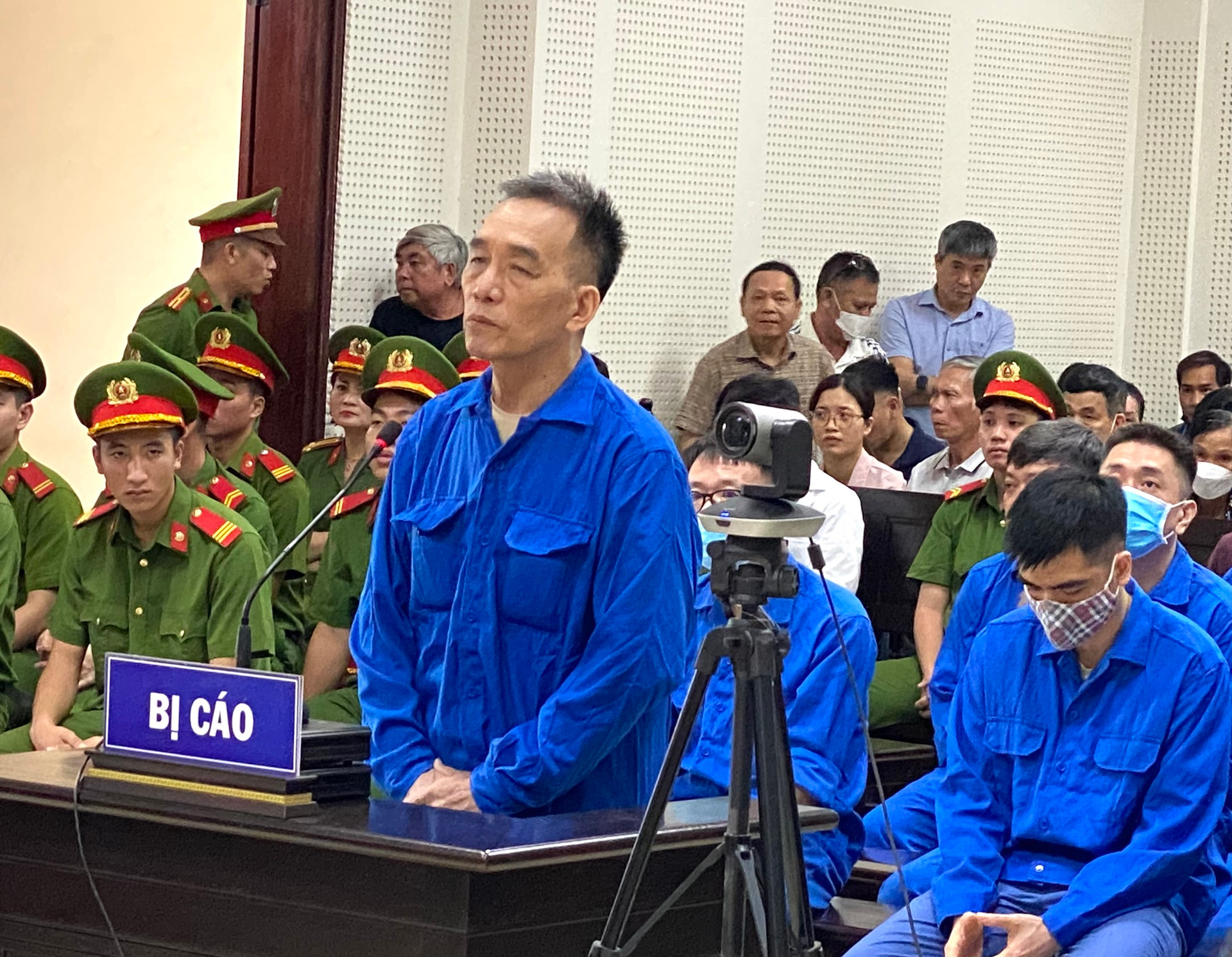 Cựu Gi&aacute;m đốc Sở GD&ĐT tỉnh Quảng Ninh v&agrave; đồng bị tuy&ecirc;n phạt bao nhi&ecirc;u năm t&ugrave;? - Ảnh 3.