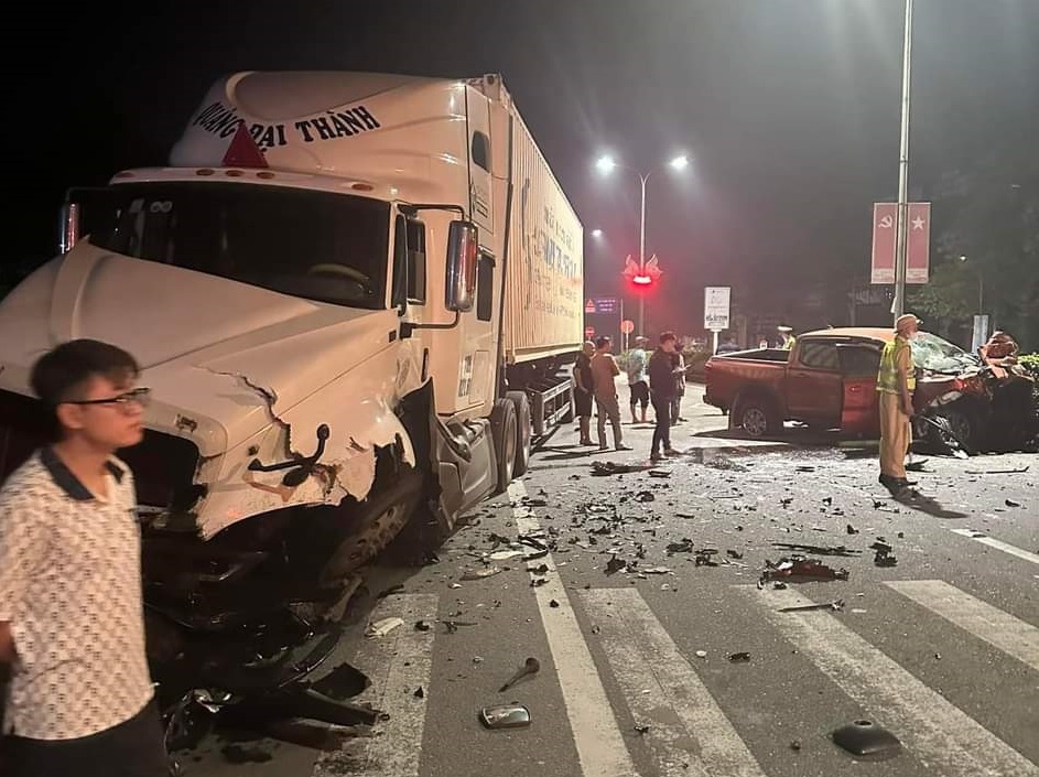 Xe bán tải lao qua dải phân cách đối đầu xe container trên QL1A, một người bị thương - Ảnh 1. Xe bán tải lao qua dải phân cách đối đầu xe container trên QL1A, một người bị thương - Ảnh 1.