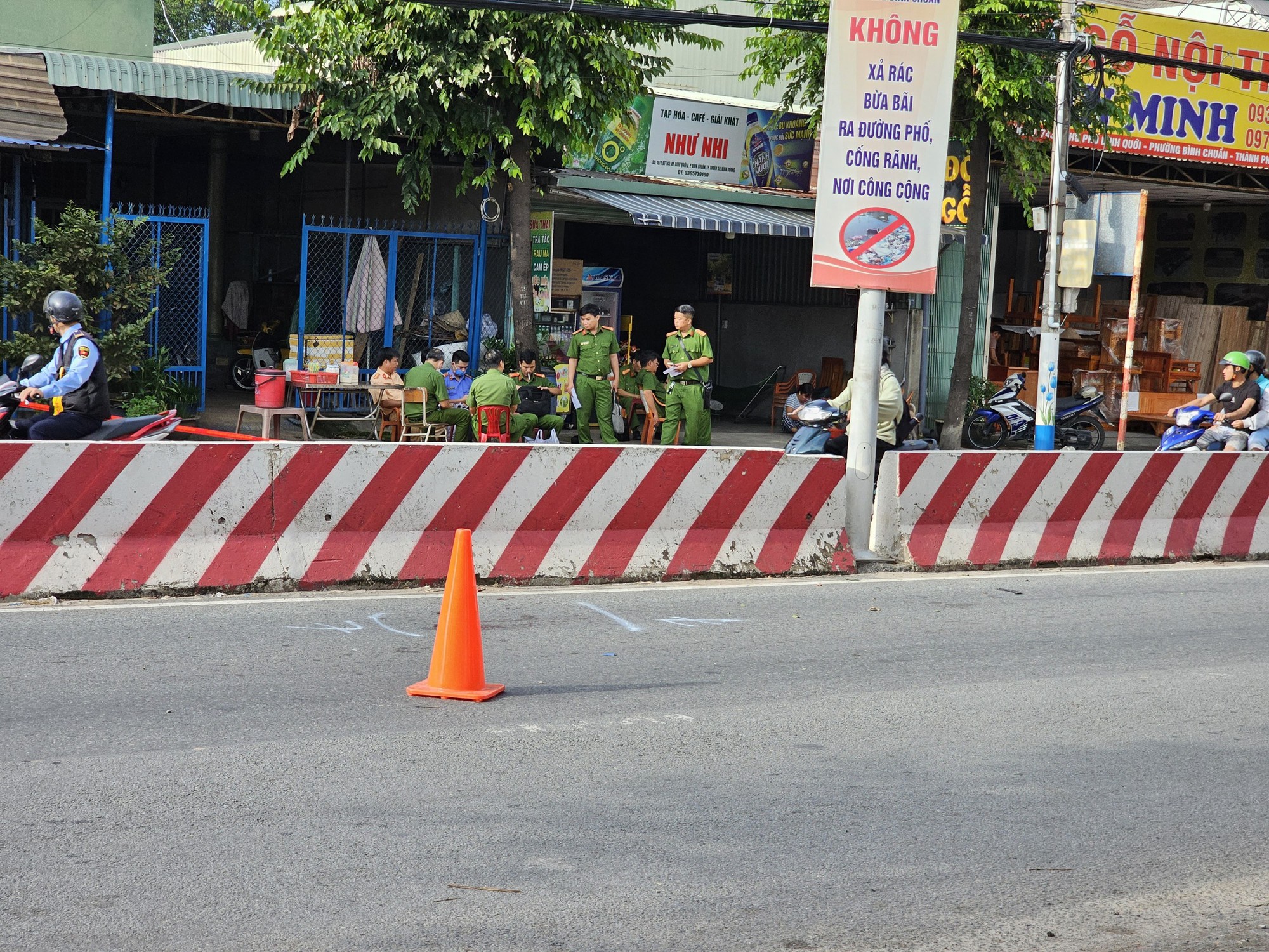 Xe máy tông dải phân cách, 3 thanh niên tử vong - Ảnh 3. Xe máy tông dải phân cách, 3 thanh niên tử vong - Ảnh 3.