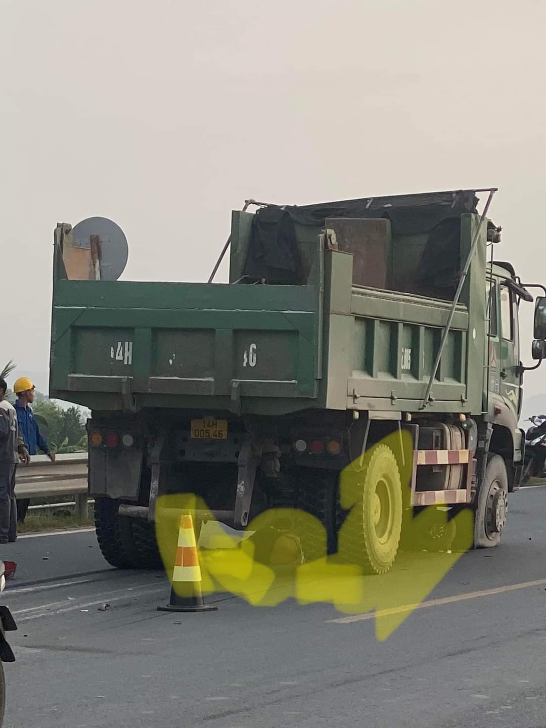 Bị cuốn v&agrave;o gầm xe tải, nam sinh lớp 10 ở Quảng Ninh tử vong thương t&acirc;m - Ảnh 1.