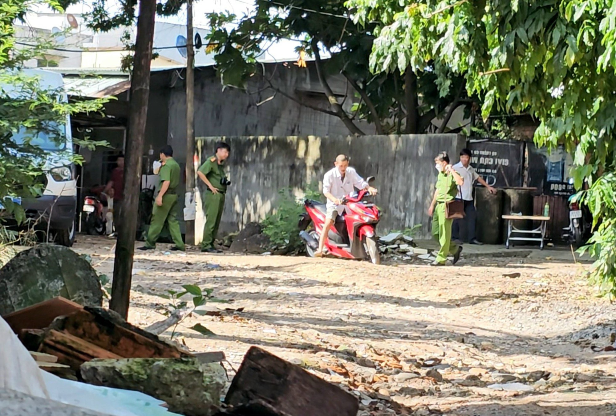 Ph&aacute;t hiện bộ xương người trong b&atilde;i đất trống ở B&igrave;nh Dương - Ảnh 1.