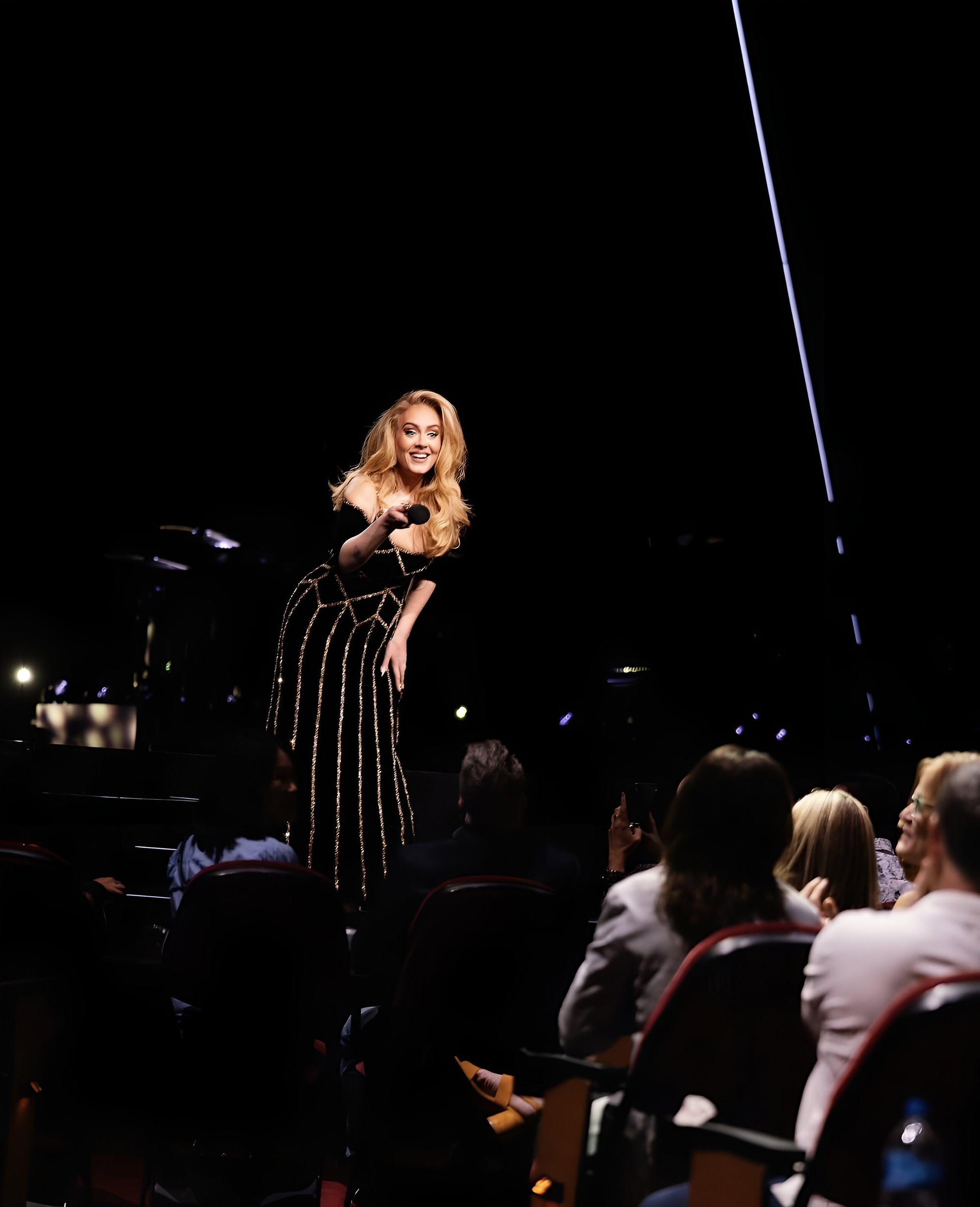 Adele mặc chiếc v&aacute;y thứ 2 do C&ocirc;ng Tr&iacute; thiết kế cho show Weekends with Adele 31  - Ảnh 9.