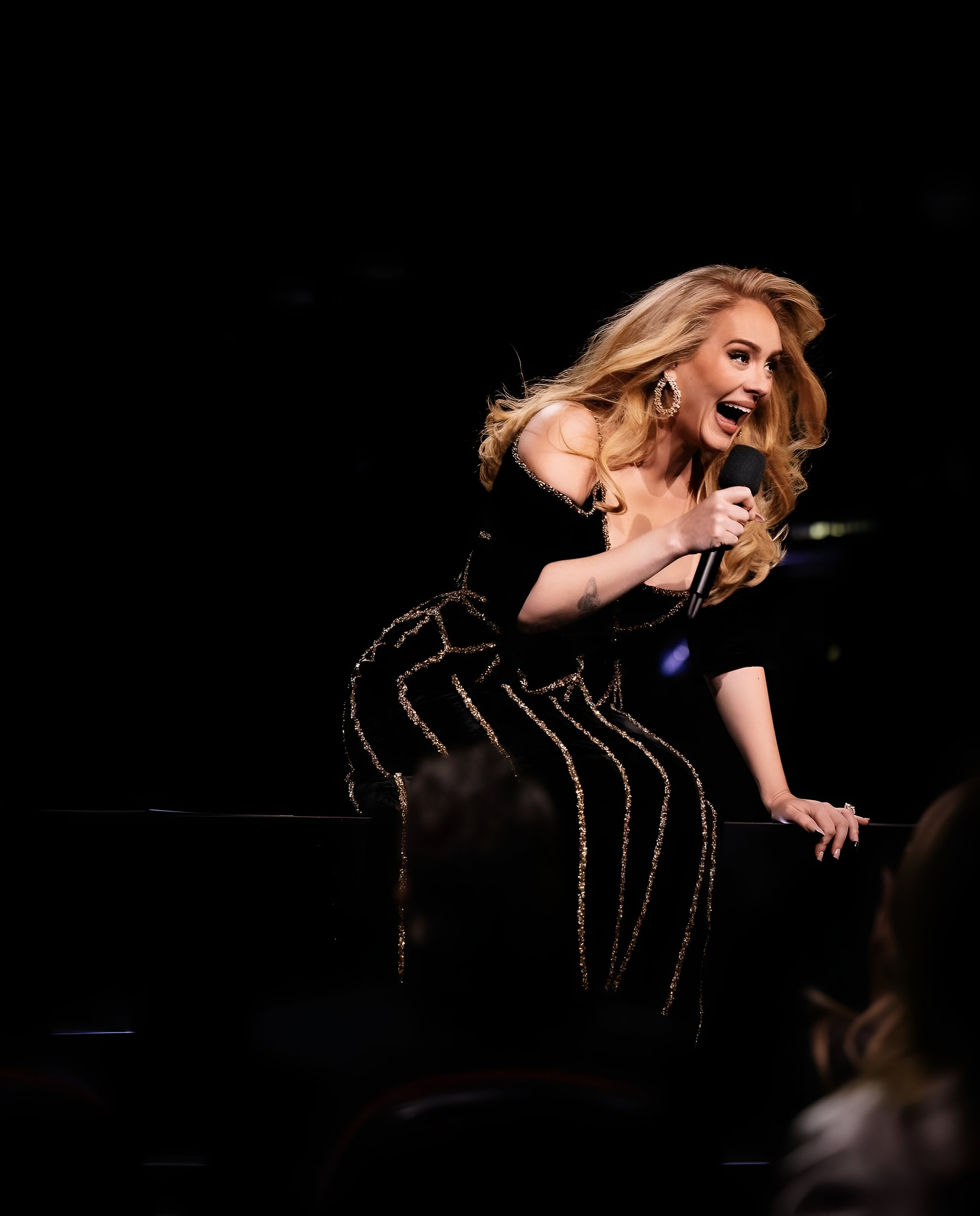 Adele mặc chiếc v&aacute;y thứ 2 do C&ocirc;ng Tr&iacute; thiết kế cho show Weekends with Adele 31  - Ảnh 6.