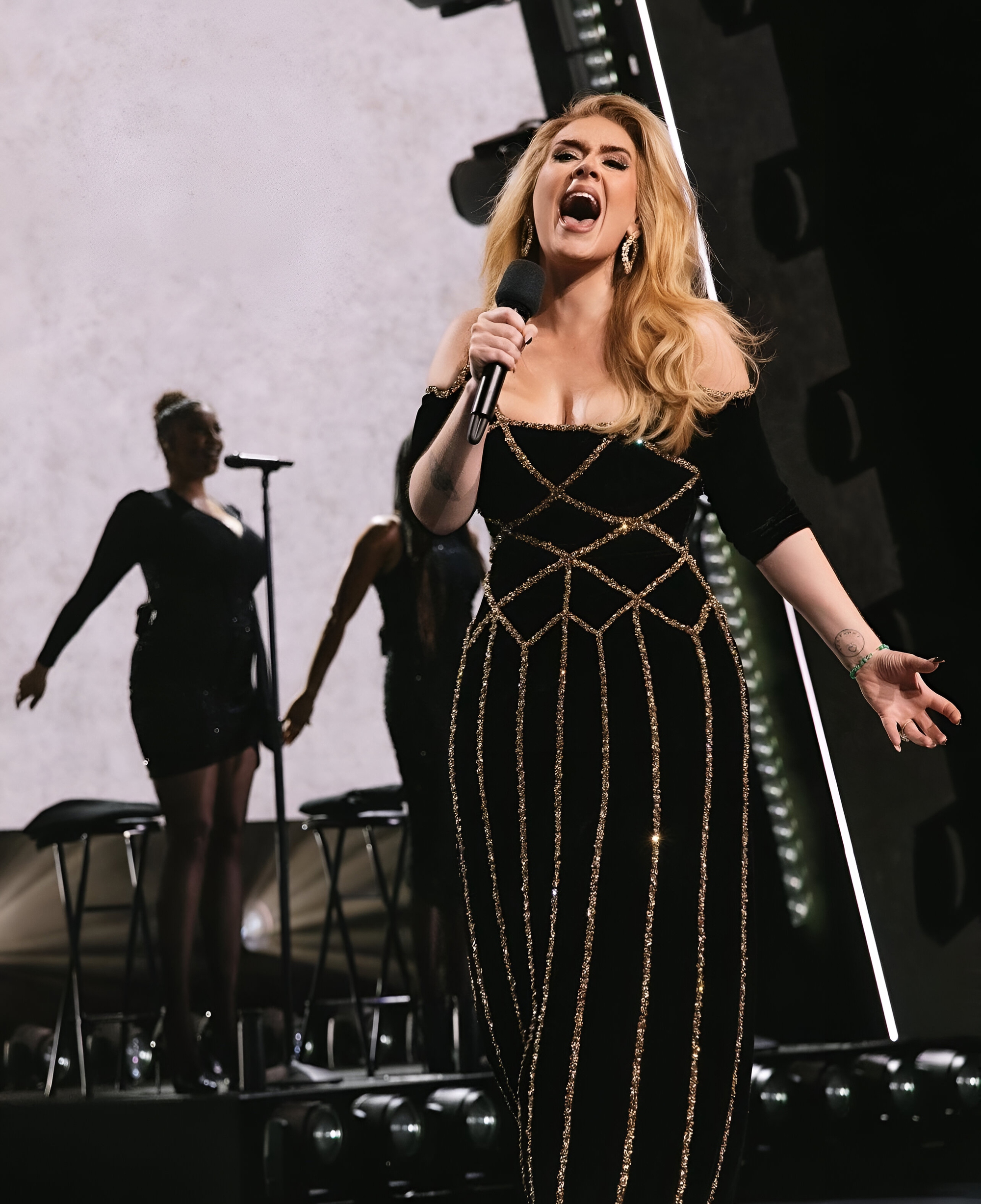 Adele mặc chiếc v&aacute;y thứ 2 do C&ocirc;ng Tr&iacute; thiết kế cho show Weekends with Adele 31  - Ảnh 7.