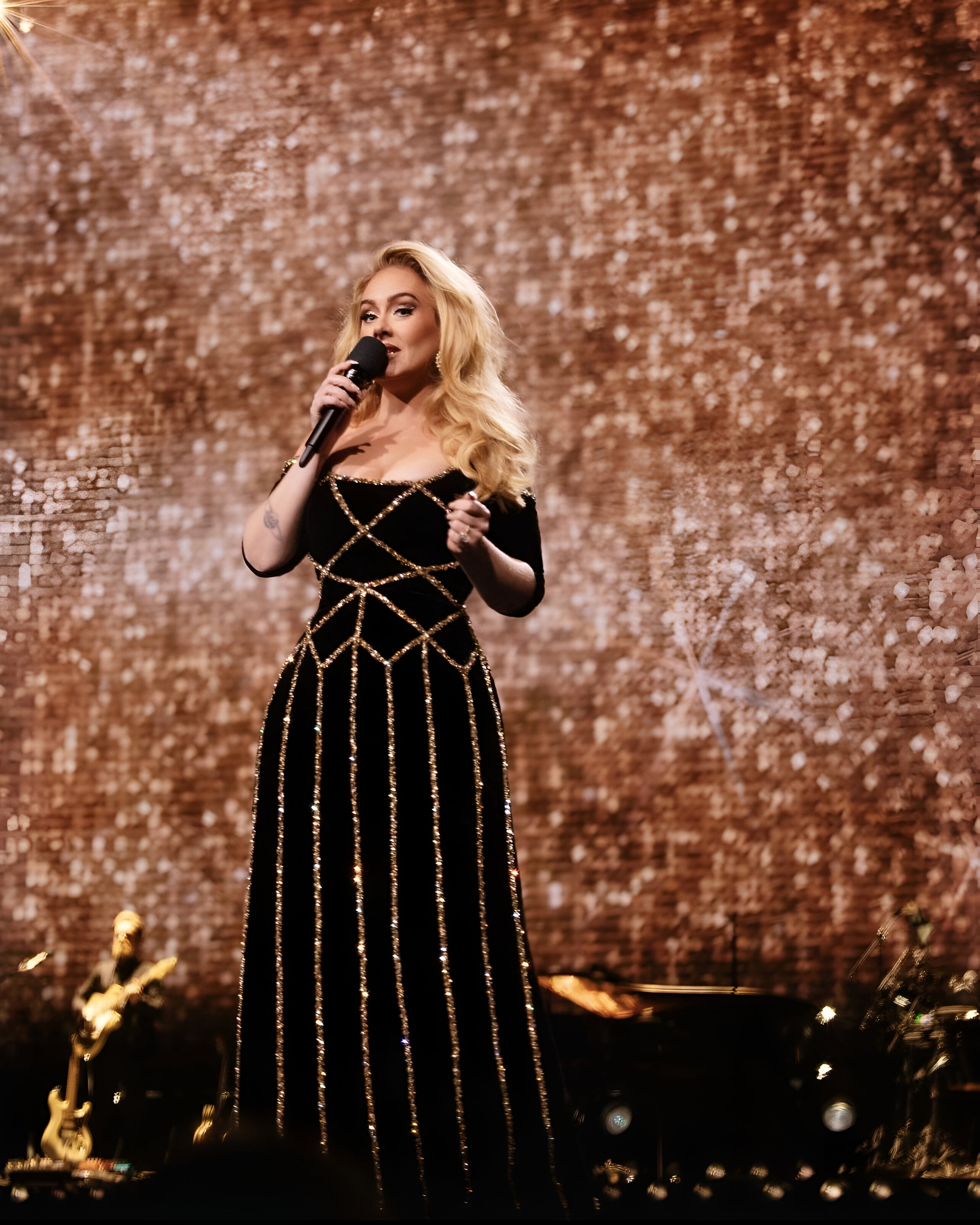 Adele mặc chiếc v&aacute;y thứ 2 do C&ocirc;ng Tr&iacute; thiết kế cho show Weekends with Adele 31  - Ảnh 8.