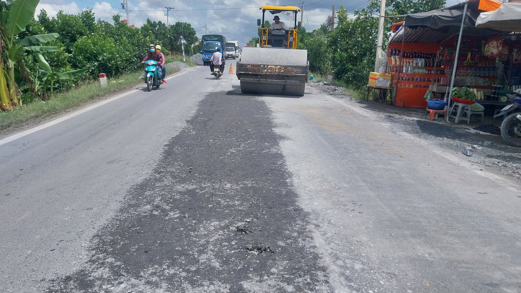 Khắc phục hư hỏng mặt đường Hồ Chí Minh đoạn qua Đồng Tháp - Ảnh 3. Khắc phục hư hỏng mặt đường Hồ Chí Minh đoạn qua Đồng Tháp - Ảnh 3.