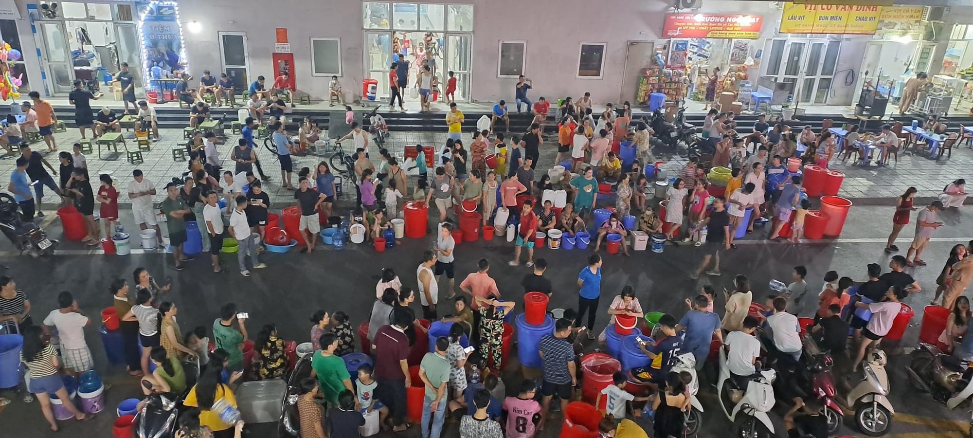 B&iacute; thư H&agrave; Nội chỉ đạo n&oacute;ng vụ h&agrave;ng ngh&igrave;n cư d&acirc;n "kh&aacute;t" nước sạch - Ảnh 1.