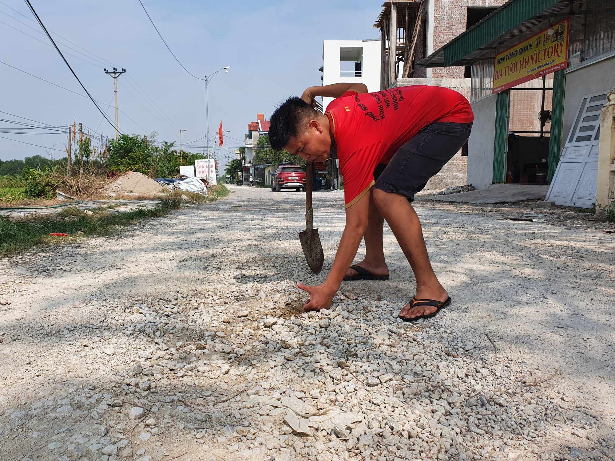 Gần hai năm chưa l&agrave;m xong 2,4 kilomet đường li&ecirc;n x&atilde;  - Ảnh 4.