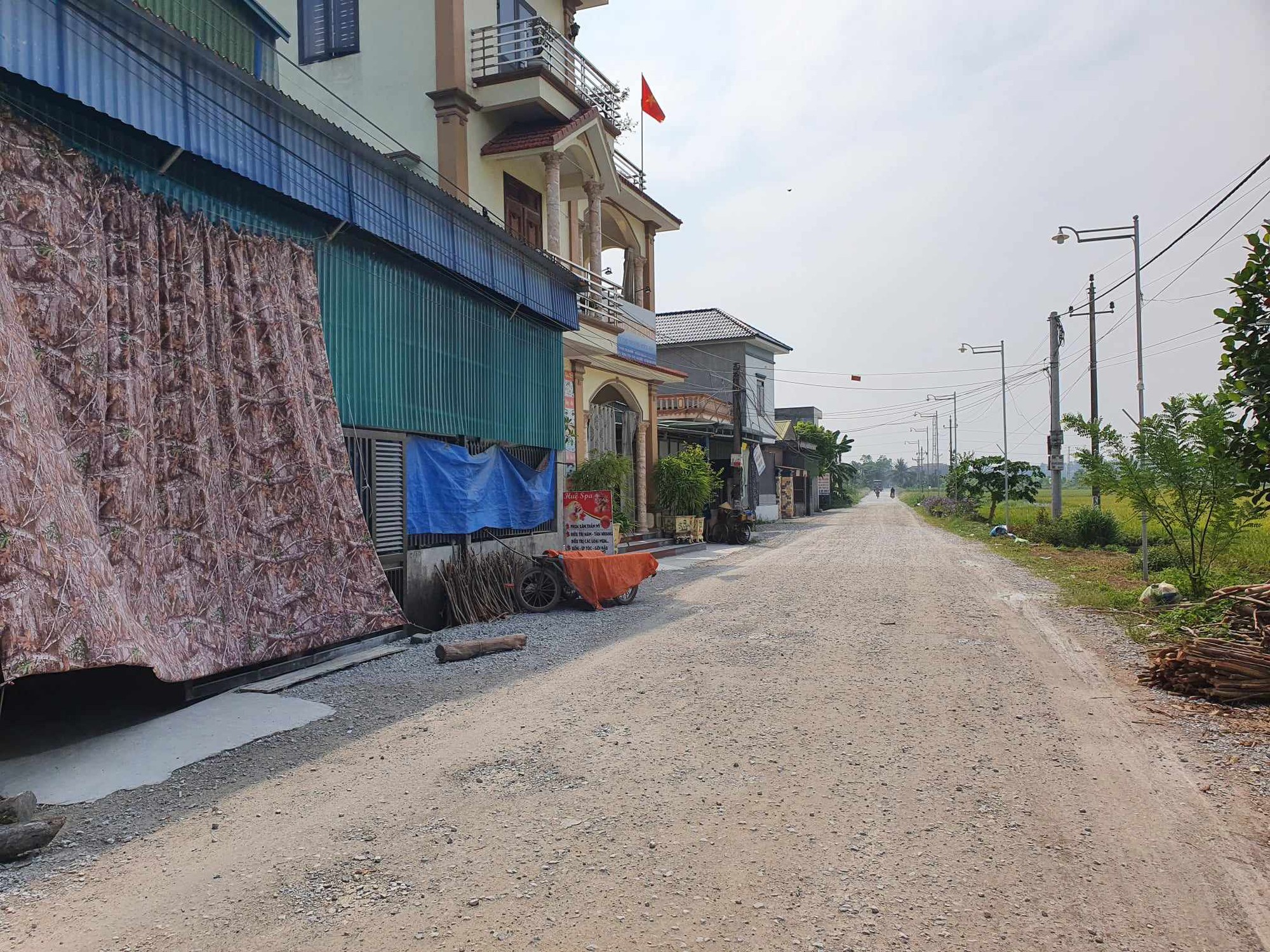 Gần hai năm chưa l&agrave;m xong 2,4 kilomet đường li&ecirc;n x&atilde;  - Ảnh 2.