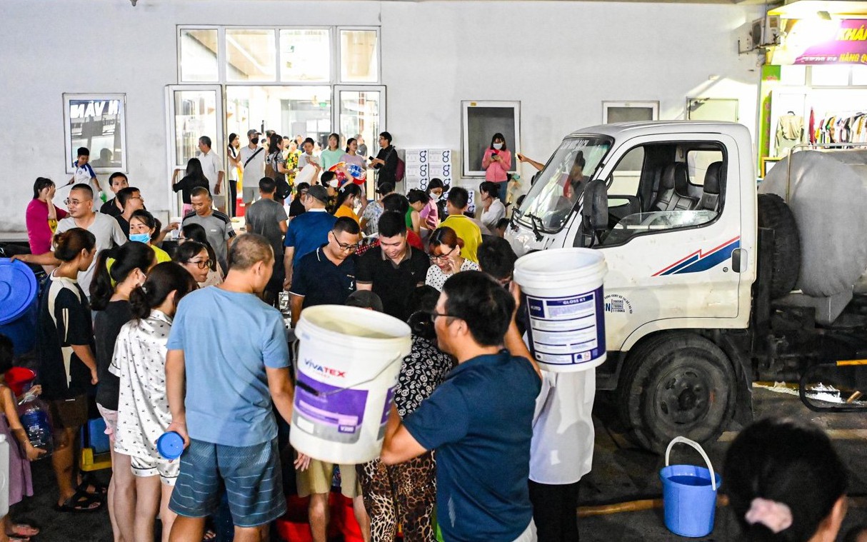 Cảnh h&agrave;ng trăm cư d&acirc;n Thanh H&agrave; mang x&ocirc; chậu hứng nước xe t&eacute;c