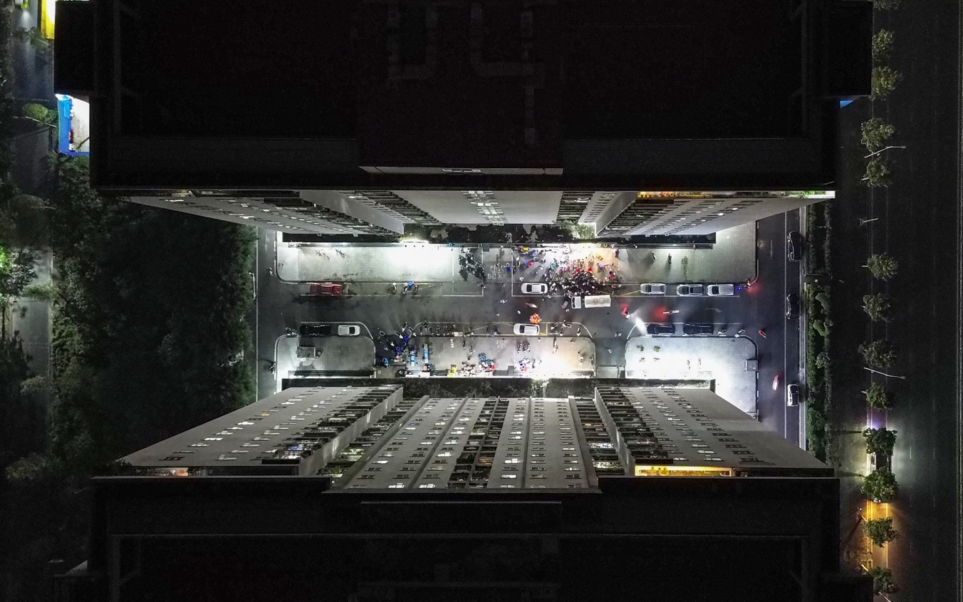 Cảnh h&agrave;ng trăm cư d&acirc;n Thanh H&agrave; mang x&ocirc; chậu hứng nước xe t&eacute;c