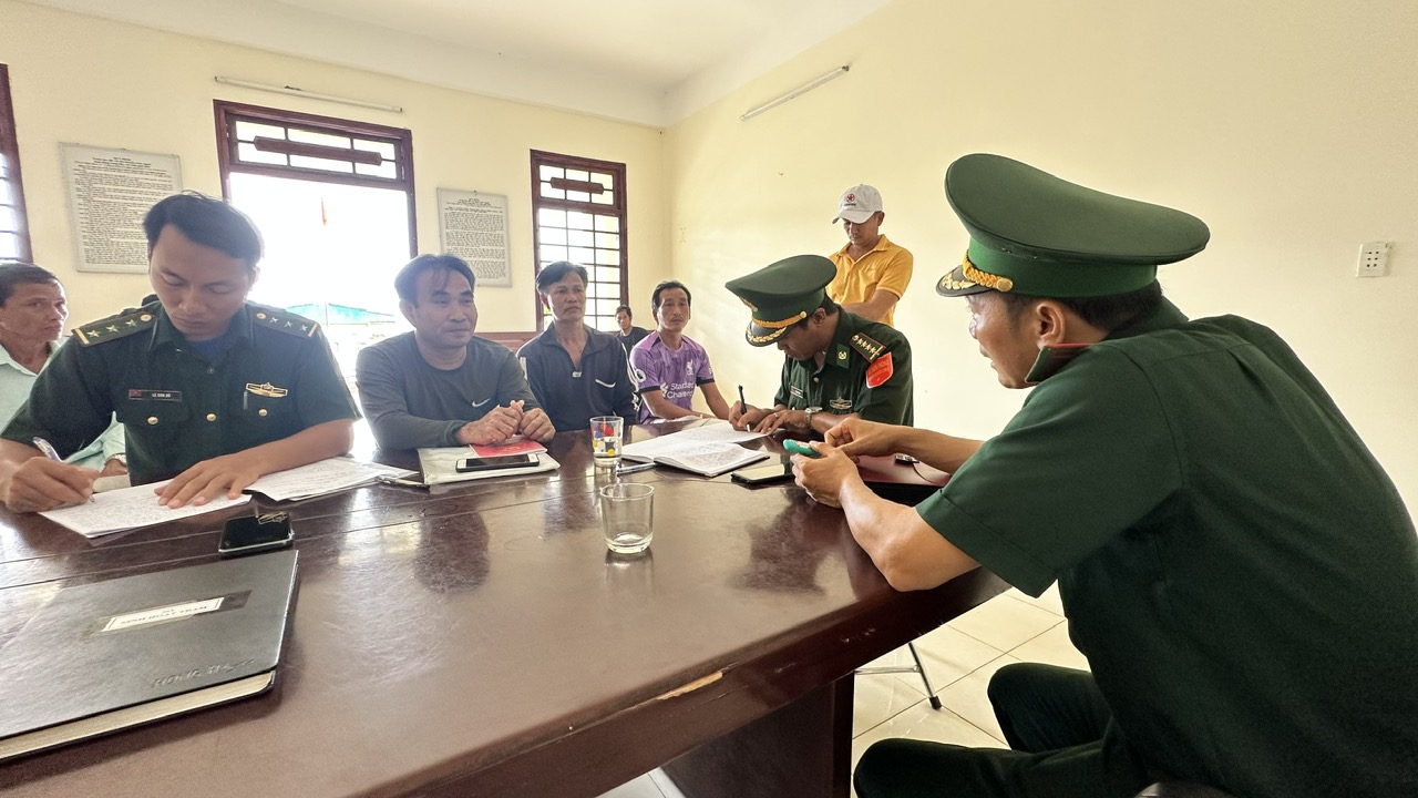 Ba ngư d&acirc;n tho&aacute;t chết thần kỳ sau gần 10 giờ b&aacute;m mảnh xốp tr&ocirc;i tự do giữa biển nổi s&oacute;ng - Ảnh 5.