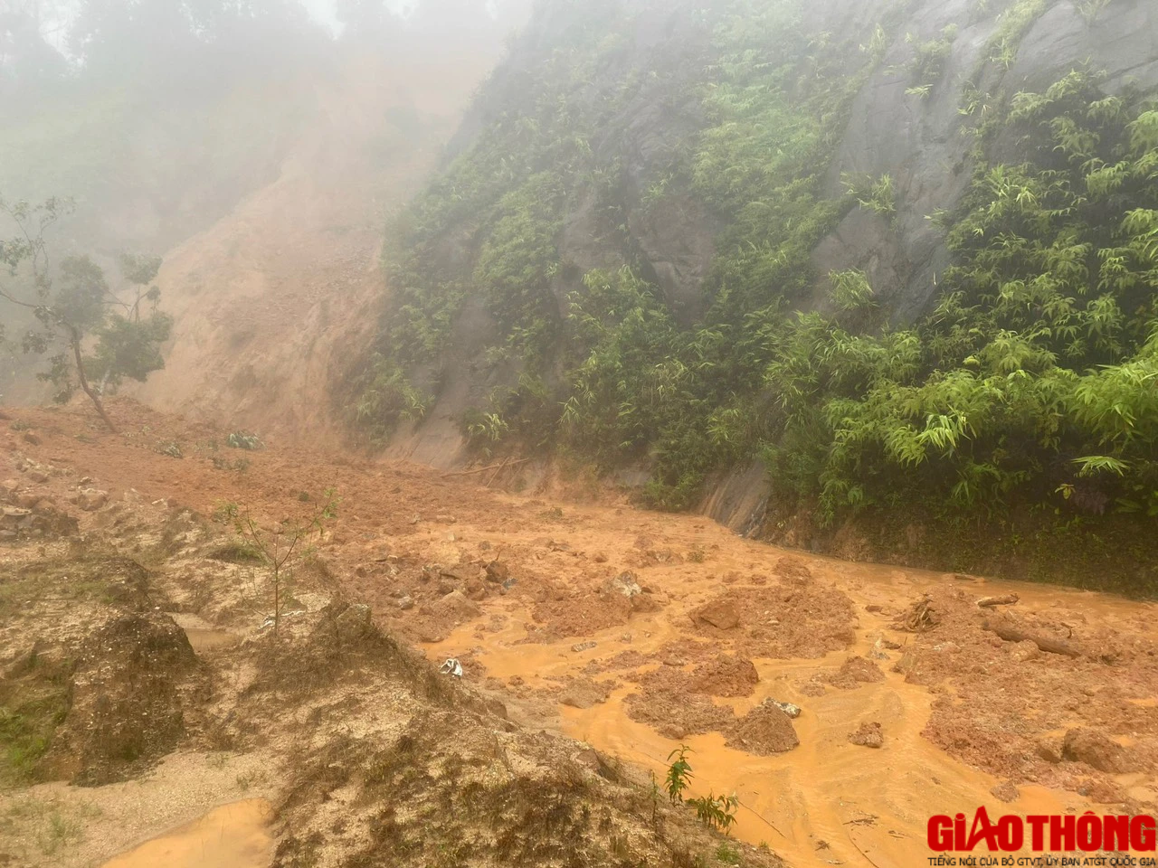 Mưa lớn, đất đ&aacute; sạt trượt tắc đường HCM nh&aacute;nh T&acirc;y đoạn Huế gần gi&aacute;p với Quảng Nam - Ảnh 1.