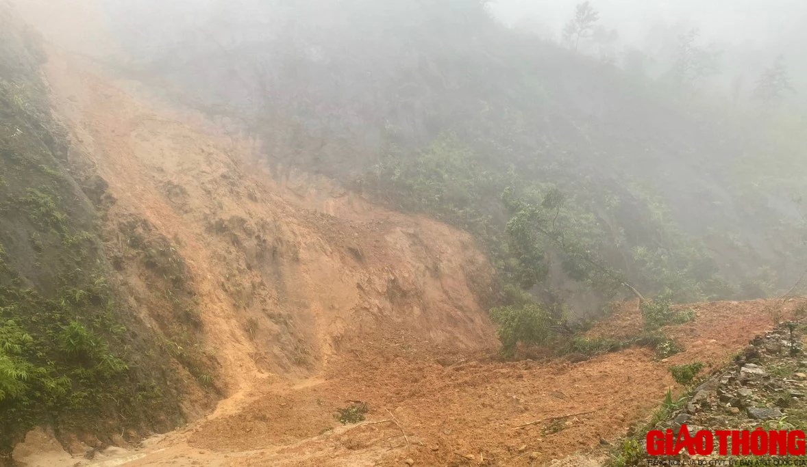 Mưa lớn, đất đ&aacute; sạt trượt tắc đường HCM nh&aacute;nh T&acirc;y đoạn Huế gần gi&aacute;p với Quảng Nam - Ảnh 2.