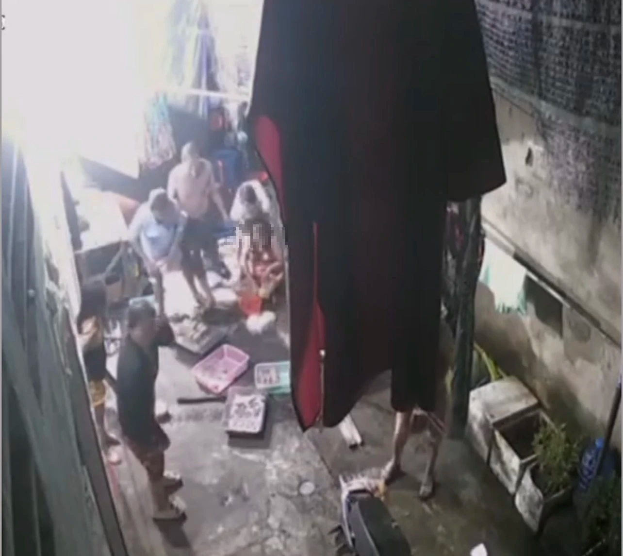 Đang chi&ecirc;n x&ocirc;i g&agrave;, người phụ nữ ng&atilde; &uacute;p mặt v&agrave;o chảo dầu, tử vong thương t&acirc;m - Ảnh 1.