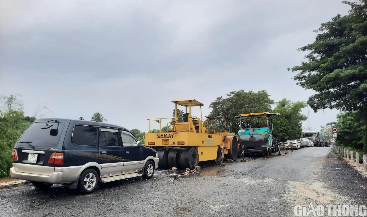 Nhiều nơi tại Huế, Quảng Trị ngập s&acirc;u, d&acirc;n di chuyển bằng thuyền, &ocirc; t&ocirc; l&ecirc;n cầu tr&aacute;nh lụt - Ảnh 7.