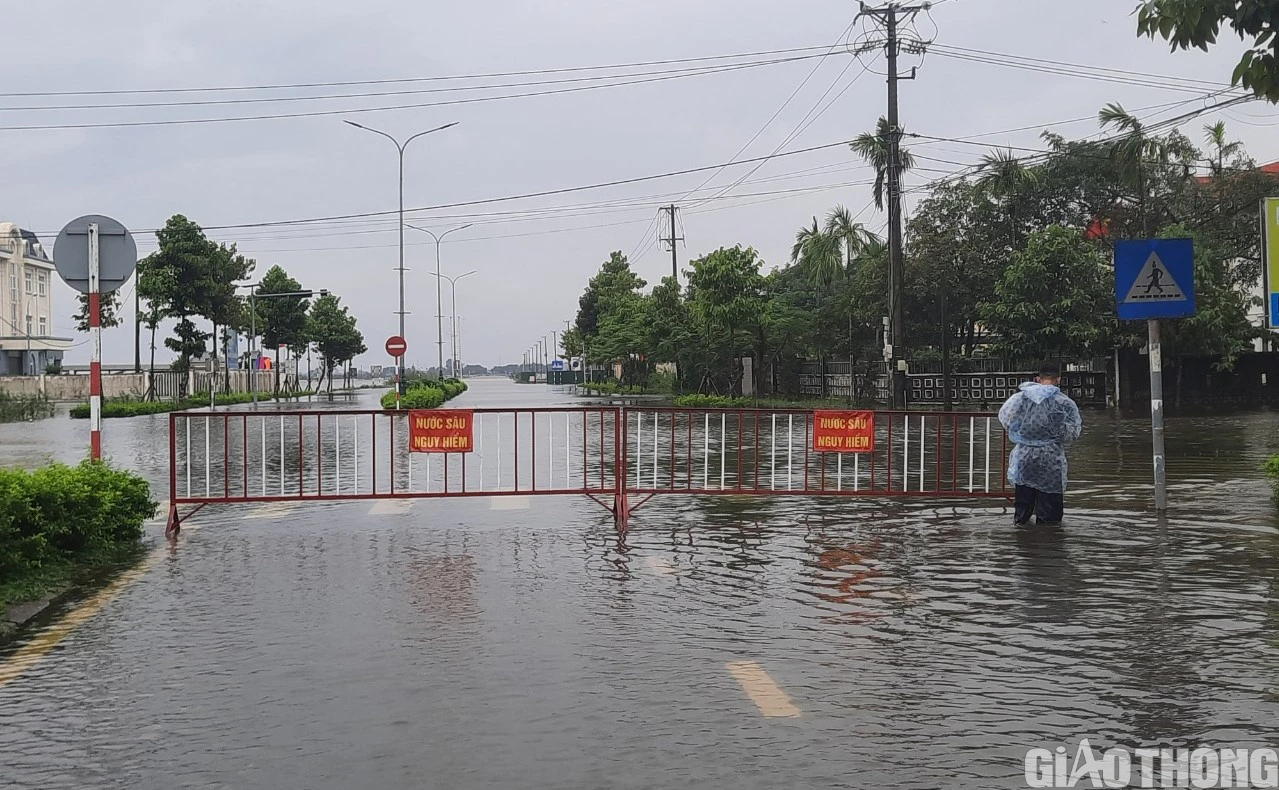 Nhiều nơi tại Huế, Quảng Trị ngập s&acirc;u, d&acirc;n di chuyển bằng thuyền, &ocirc; t&ocirc; l&ecirc;n cầu tr&aacute;nh lụt - Ảnh 10.