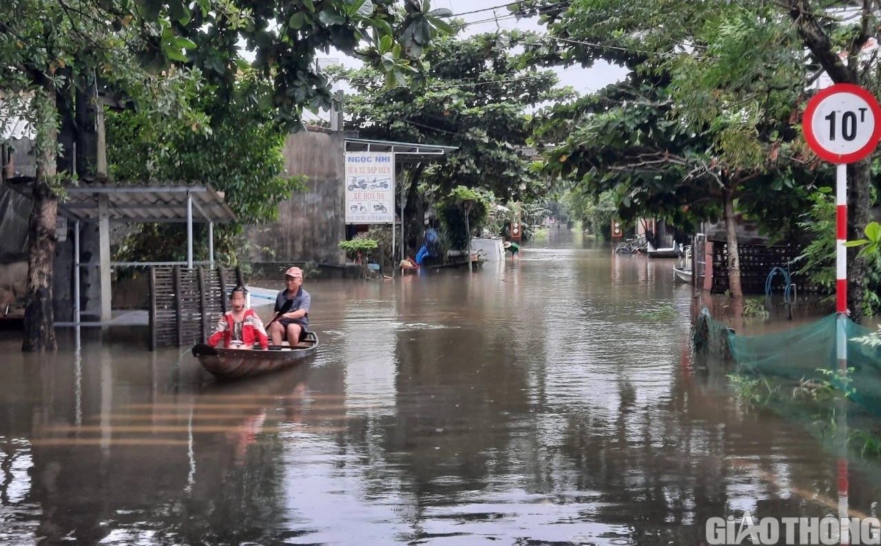 Nhiều nơi tại Huế, Quảng Trị ngập s&acirc;u, d&acirc;n di chuyển bằng thuyền, &ocirc; t&ocirc; l&ecirc;n cầu tr&aacute;nh lụt - Ảnh 12.