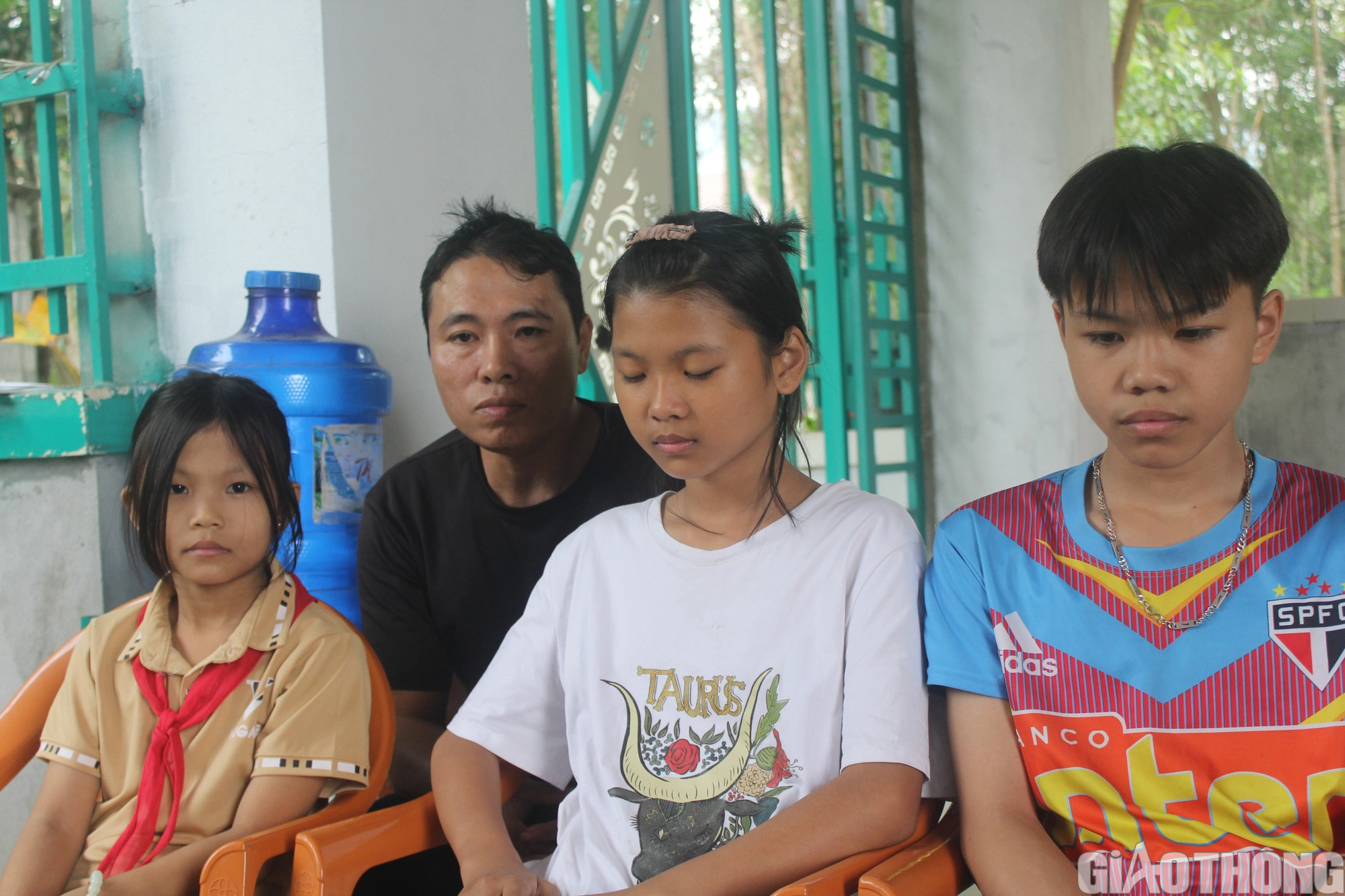 Vợ qua đời v&igrave; tai nạn để lại người chồng mang trọng bệnh nu&ocirc;i 4 con thơ - Ảnh 3.