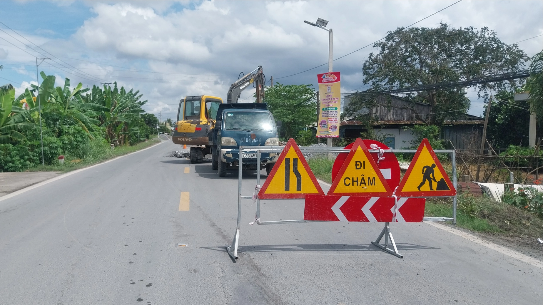 Khắc phục hư hỏng mặt đường Hồ Chí Minh đoạn qua Đồng Tháp - Ảnh 1. Khắc phục hư hỏng mặt đường Hồ Chí Minh đoạn qua Đồng Tháp - Ảnh 1.