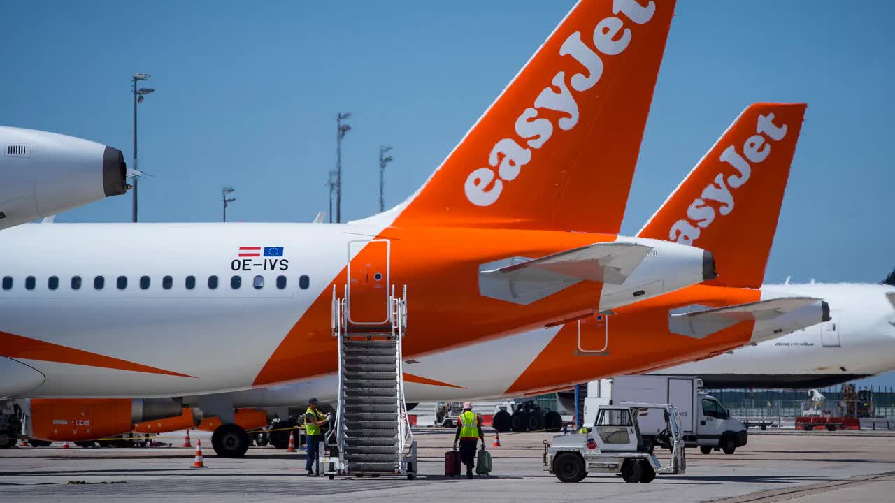 Chuyến bay của h&atilde;ng h&agrave;ng kh&ocirc;ng easyJet bị hủy v&igrave; c&oacute; người đại tiện ra s&agrave;n nh&agrave; vệ sinh - Ảnh 1.
