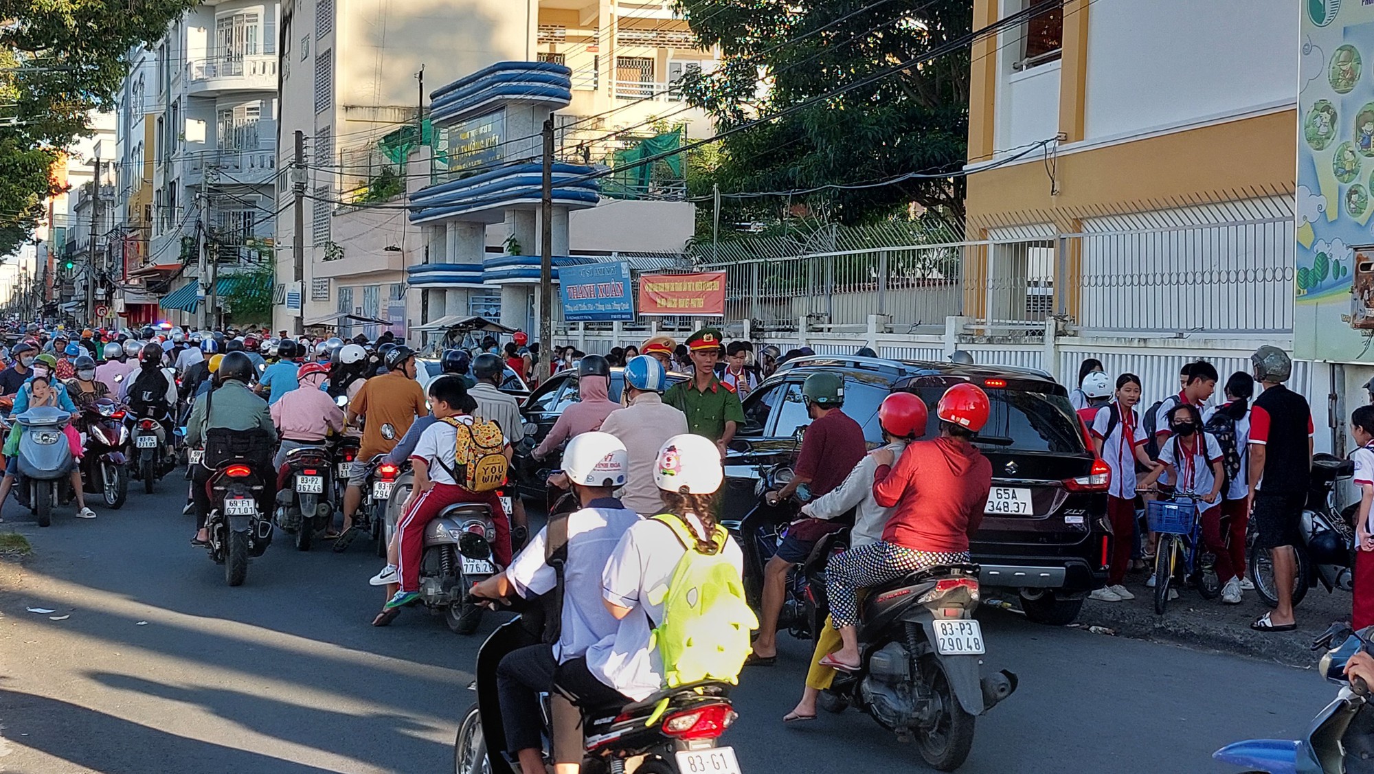 Xử l&yacute; h&agrave;ng chục t&agrave;i xế bất chấp biển cấm, l&aacute;i &ocirc; t&ocirc; v&agrave;o trường học ngay giờ cao điểm - Ảnh 2.