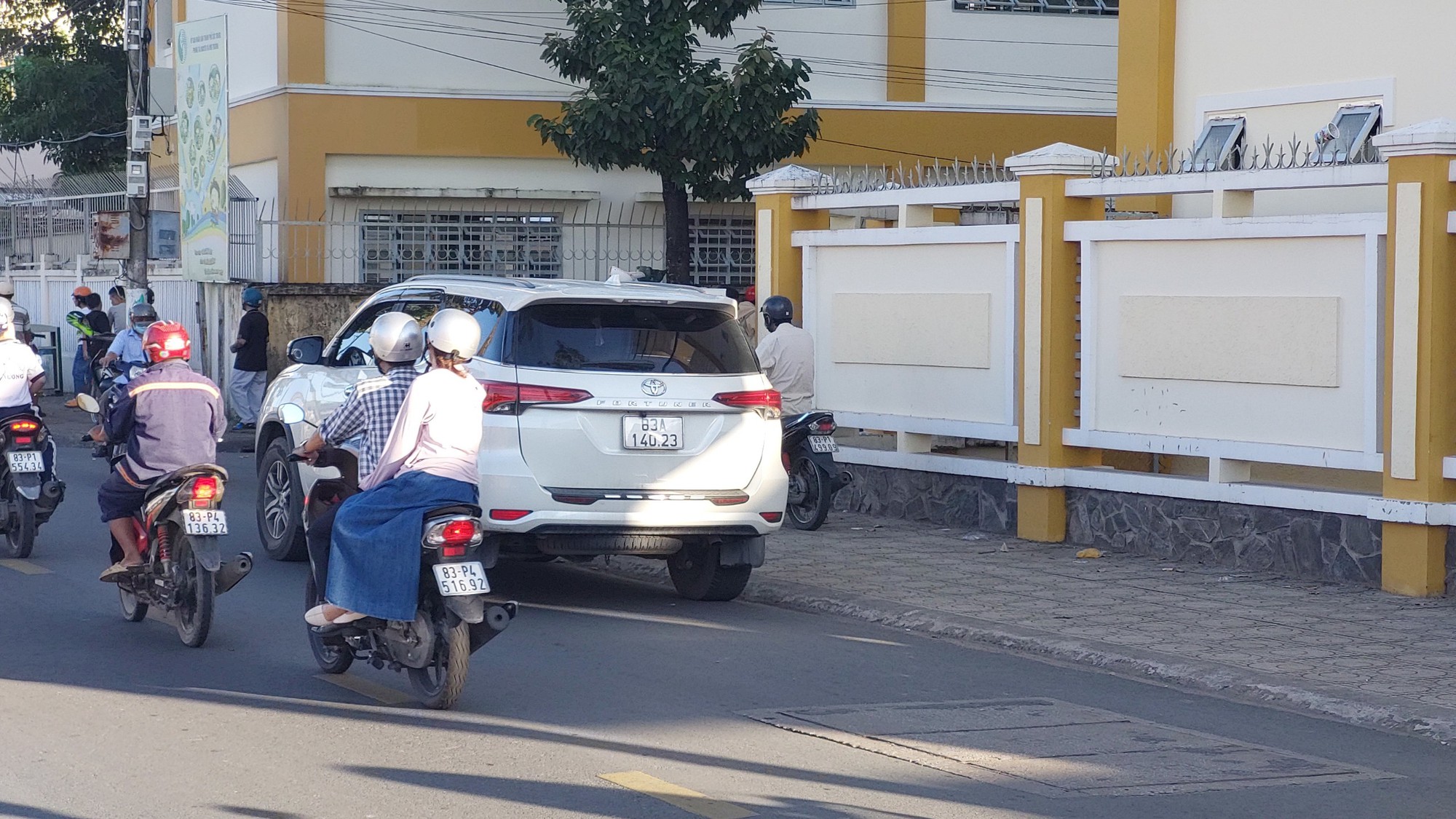 Xử l&yacute; h&agrave;ng chục t&agrave;i xế bất chấp biển cấm, l&aacute;i &ocirc; t&ocirc; v&agrave;o trường học ngay giờ cao điểm - Ảnh 3.