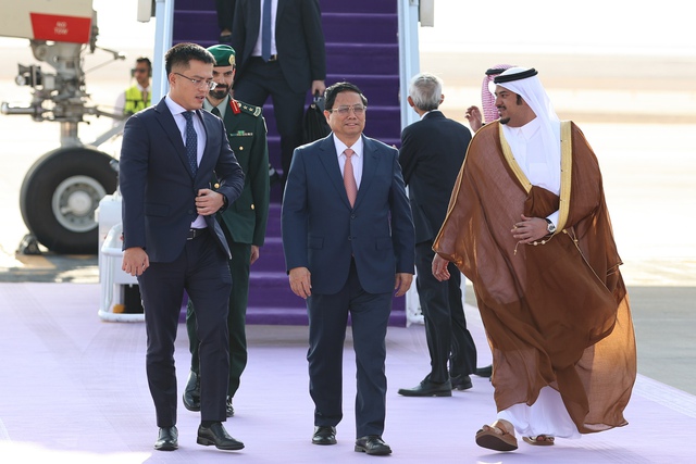Thủ tướng đến Saudi Arabia, bắt đầu lịch tr&igrave;nh l&agrave;m việc d&agrave;y đặc - Ảnh 1.