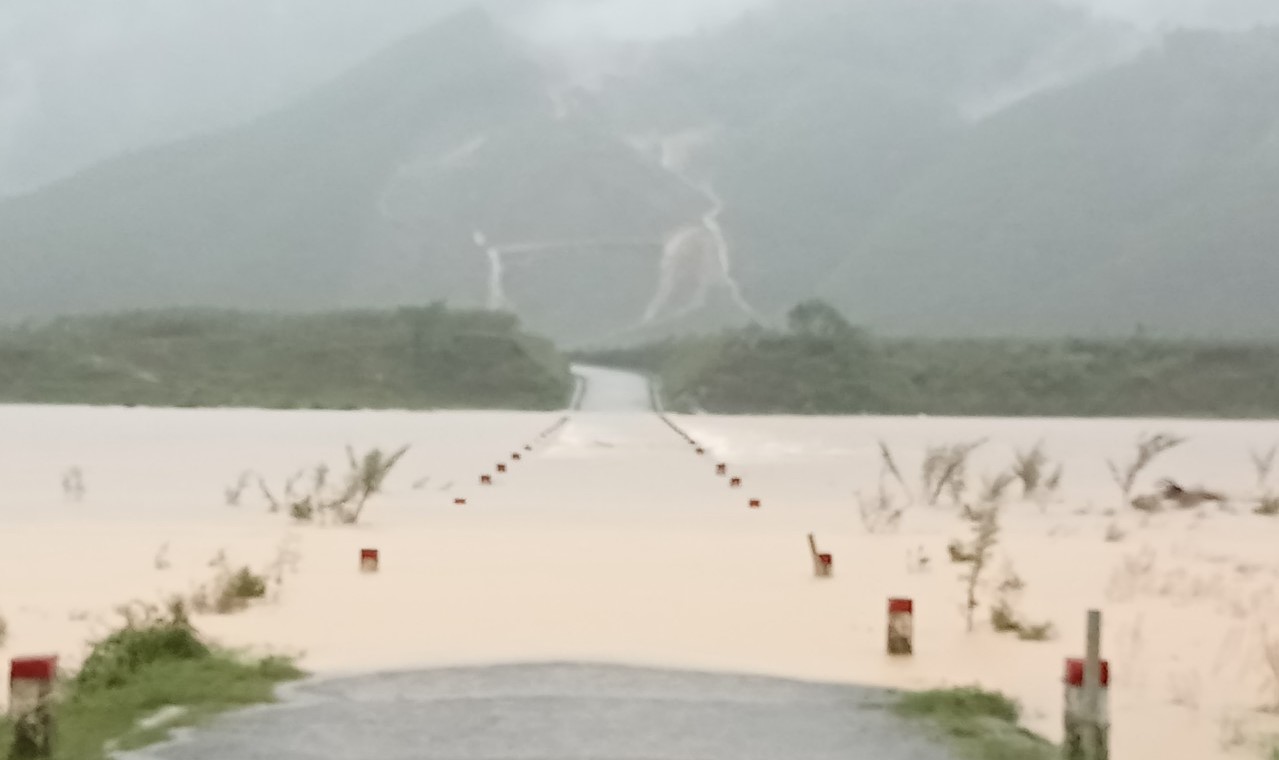 Mưa lớn, nhiều nơi tại Quảng Trị, Huế đang bị ngập s&acirc;u - Ảnh 10.