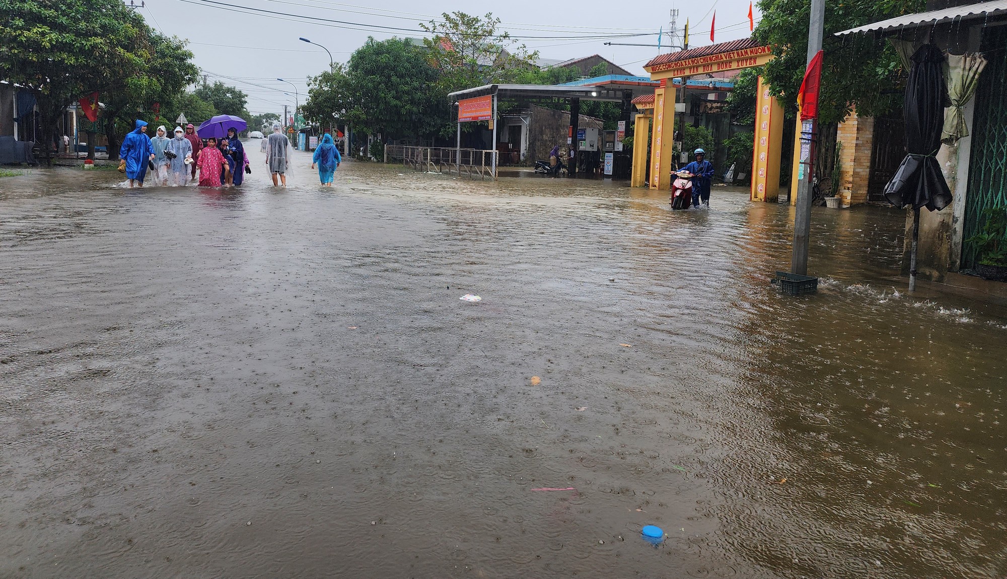 Mưa lớn, nhiều nơi tại Quảng Trị, Huế đang bị ngập s&acirc;u - Ảnh 5.