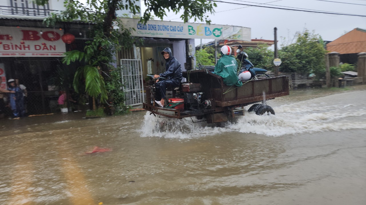 Mưa lớn, nhiều nơi tại Quảng Trị, Huế đang bị ngập s&acirc;u - Ảnh 7.