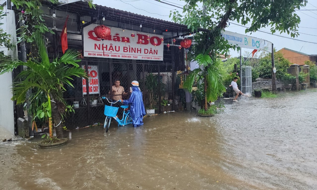 Mưa lớn, nhiều nơi tại Quảng Trị, Huế đang bị ngập s&acirc;u - Ảnh 6.