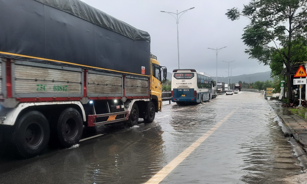 Mưa lớn, thủy điện Hương Điền tăng lưu lượng điều tiết xả lũ, cảnh b&aacute;o lũ tr&ecirc;n s&ocirc;ng ở Huế - Ảnh 2.