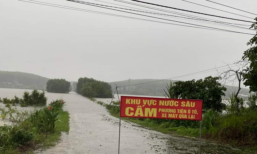 Mưa lớn, thủy điện tăng lưu lượng điều tiết xả lũ, cảnh b&aacute;o lũ tr&ecirc;n c&aacute;c s&ocirc;ng ở Huế - Ảnh 4.