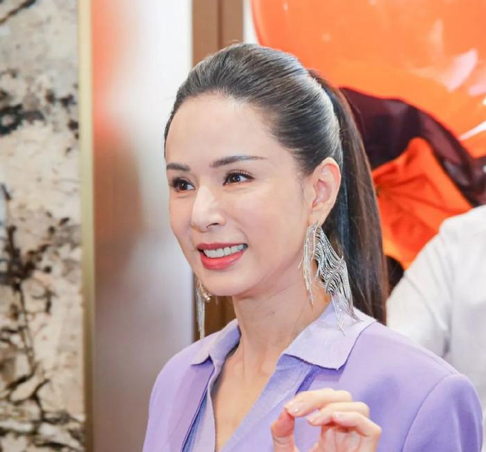 "Tiểu Long Nữ" L&yacute; Nhược Đồng lộ c&aacute;t s&ecirc; sự kiện cao ngất ngưởng - Ảnh 3.