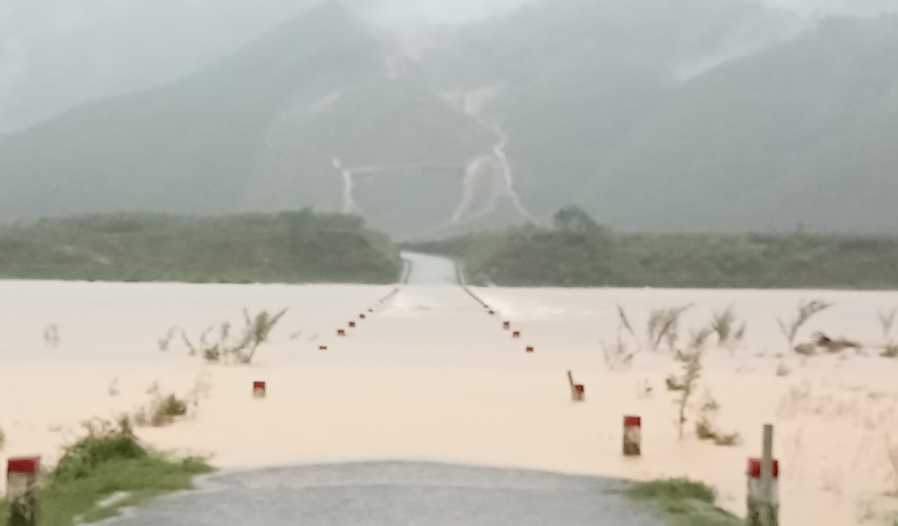 Quảng Trị: Cầu tr&agrave;n QL15D ngập 0,8m khiến đường l&ecirc;n cửa khẩu quốc tế La Lay bị &aacute;ch tắc - Ảnh 3.